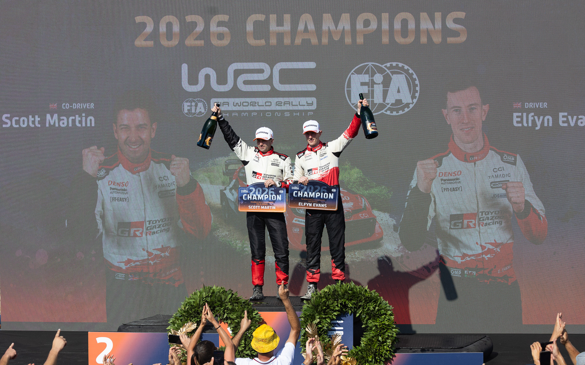 WRCドライバーズタイトル、コ・ドライバーズ・タイトルを獲得したエルフィン・エバンス選手（右）と、スコット・マーティン選手（左）