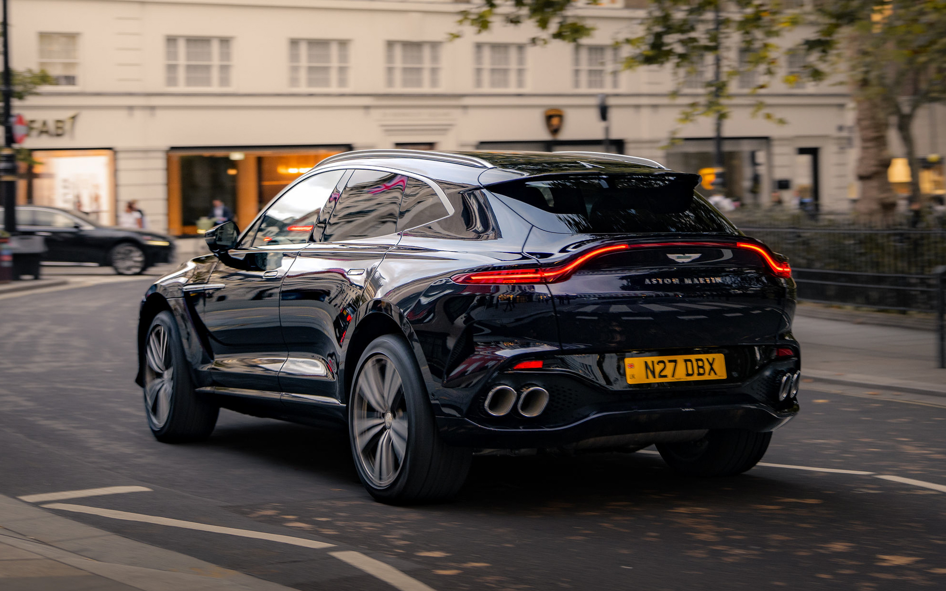 ロンドン市内を走行する新型DBX GT