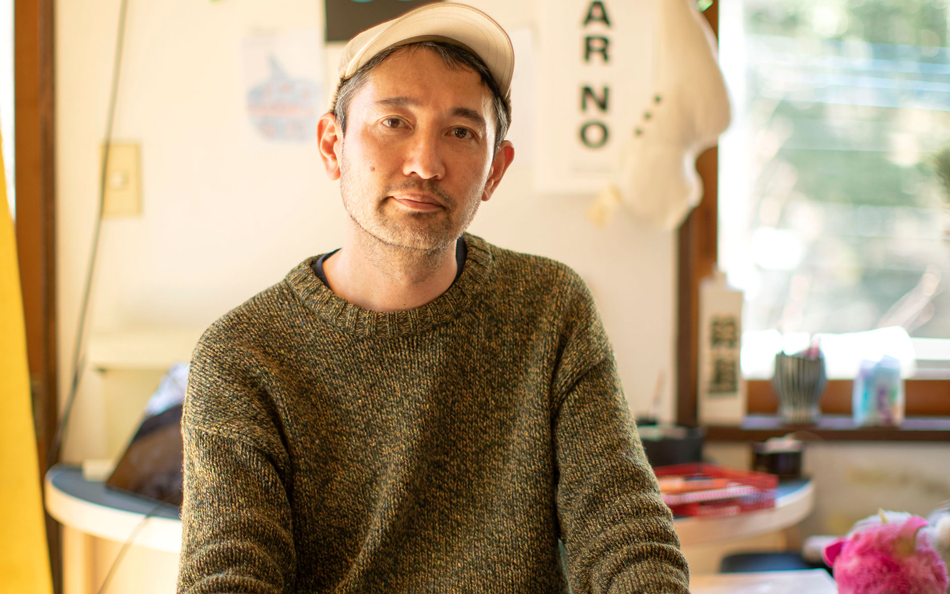 ジェリー鵜飼さん。1971年生まれ。日本大学芸術学部・安西水丸ゼミ卒。アートディレクター、イラストレーターとして活動中。数々のCDジャケットやファッションブランド、アウトドアブランドのロゴ、広告、カタログ類を手掛ける。