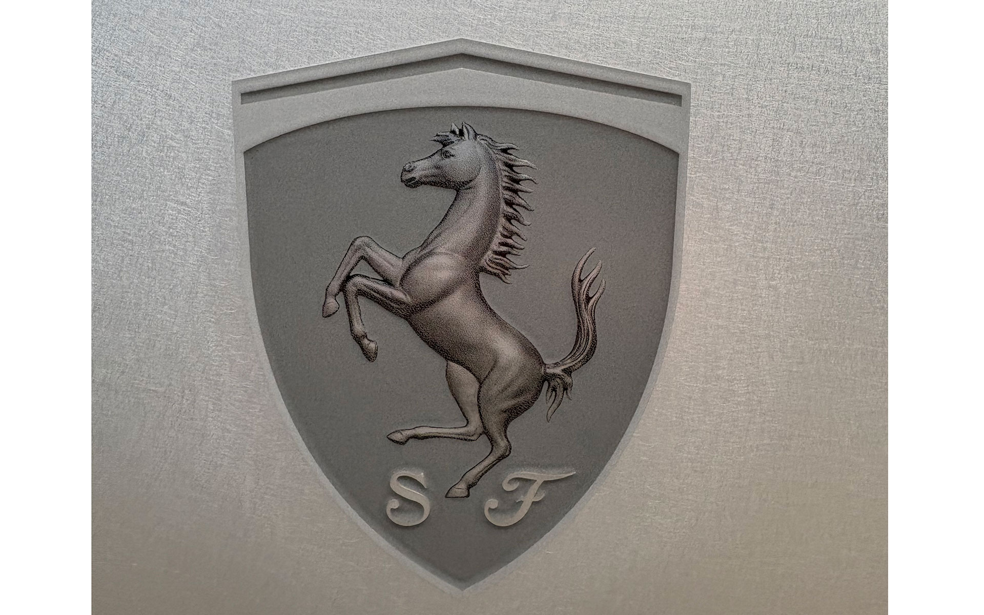 サイドに配置されたフェラーリの象徴「跳ね馬（Cavallino Rampante）」ロゴには、繊細かつ特別な存在感を放つ精密なレーザー加工を実施