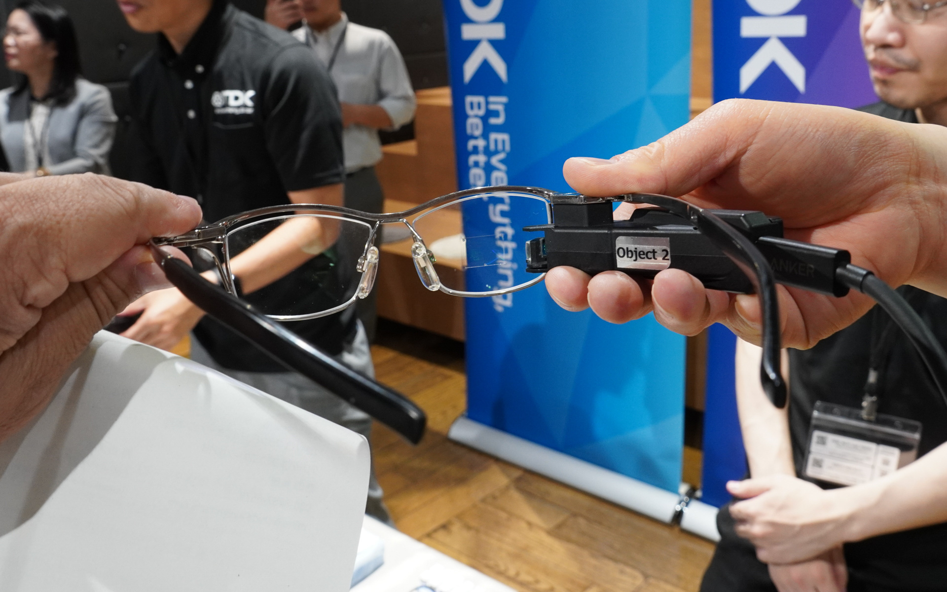 CEATEC AWARD 2026 経済産業大臣賞のTDKのスマートグラス用のディスプレイ向けメタオプティクスミラーは、網膜に直接照射するので眼が遠近のどこを見ていてもハッキリ見える