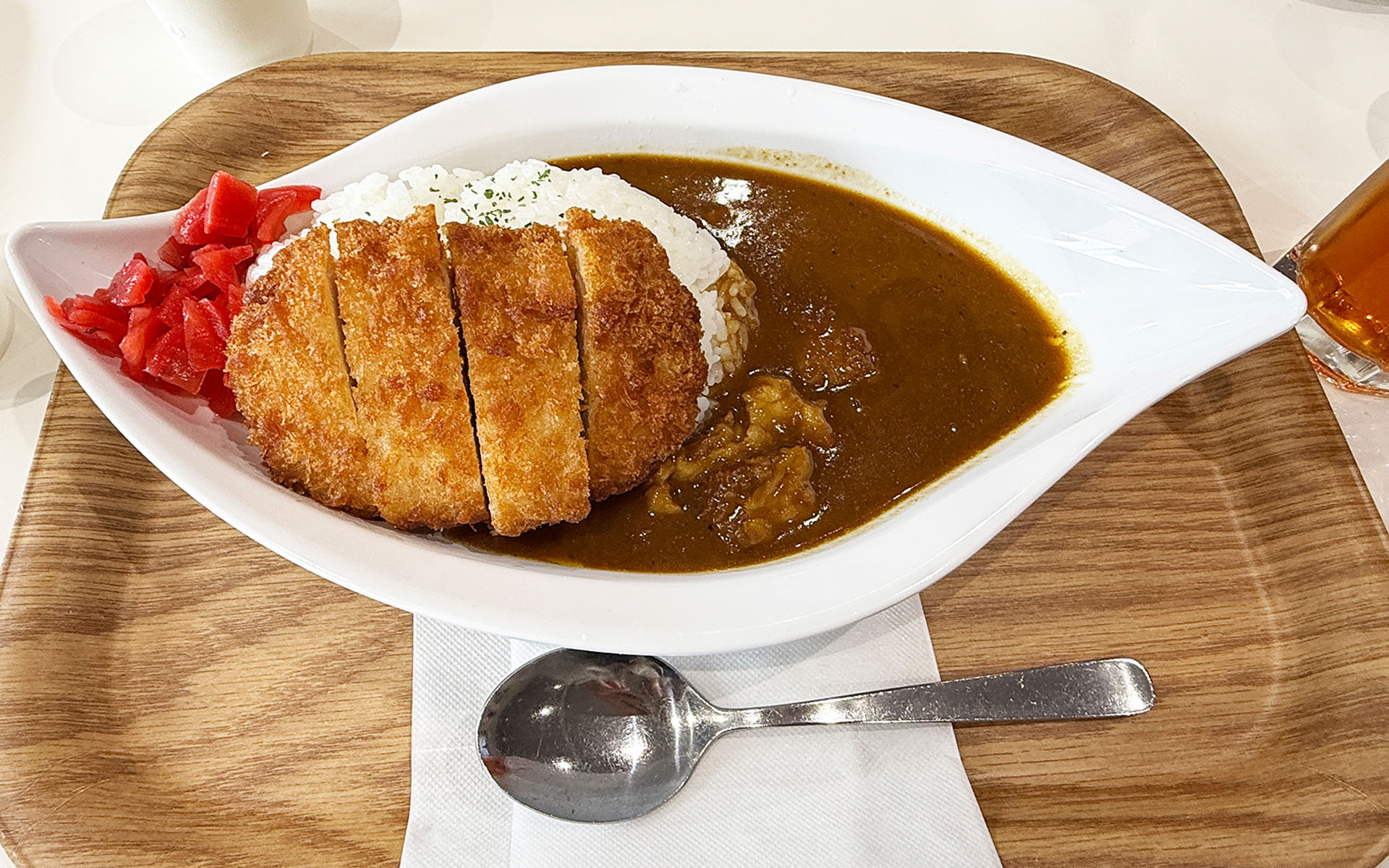ミュージアムカフェの「記念館プライムカツカレー」ドリンクセット 1400円