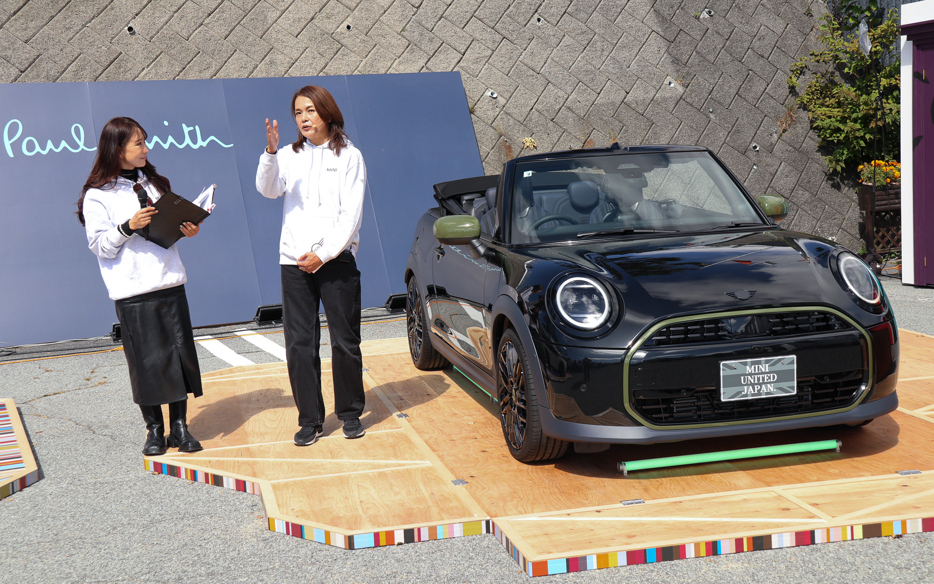 特別仕様車「MINI ポール・スミス エディション」について解説するモータージャーナリストの今井優杏氏（左）とMINI Japan 商品担当 福島絵里氏（右）