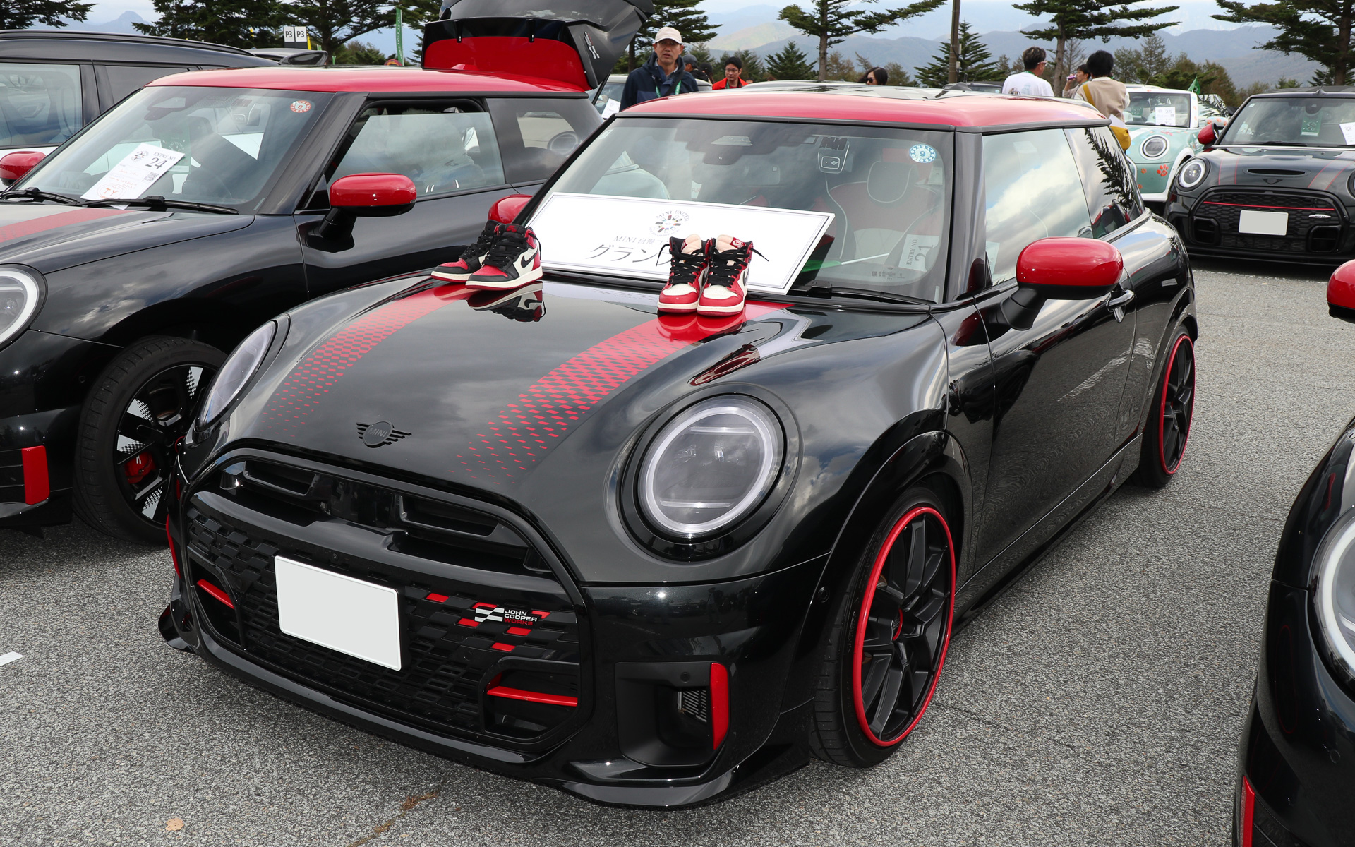 2026年の「MINI自慢コンテスト」でグランプリとなった「MINT」さんの「MINI JCW NIKE EDITION」。シートカバーはお気に入りの「エアジョーダン1 レトロハイ OG“ブラックトゥ”」とおそろいの特注品