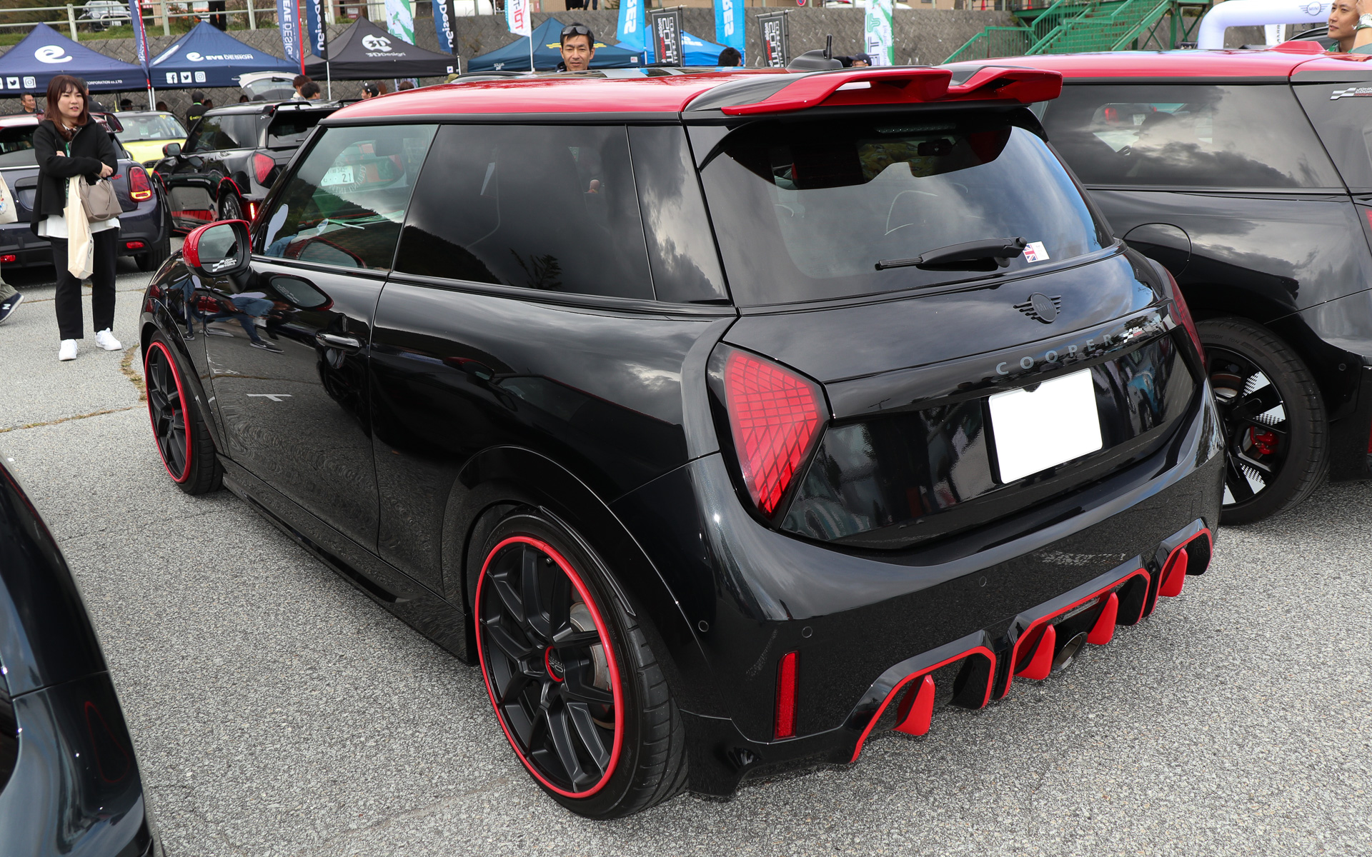 2026年の「MINI自慢コンテスト」でグランプリとなった「MINT」さんの「MINI JCW NIKE EDITION」。シートカバーはお気に入りの「エアジョーダン1 レトロハイ OG“ブラックトゥ”」とおそろいの特注品