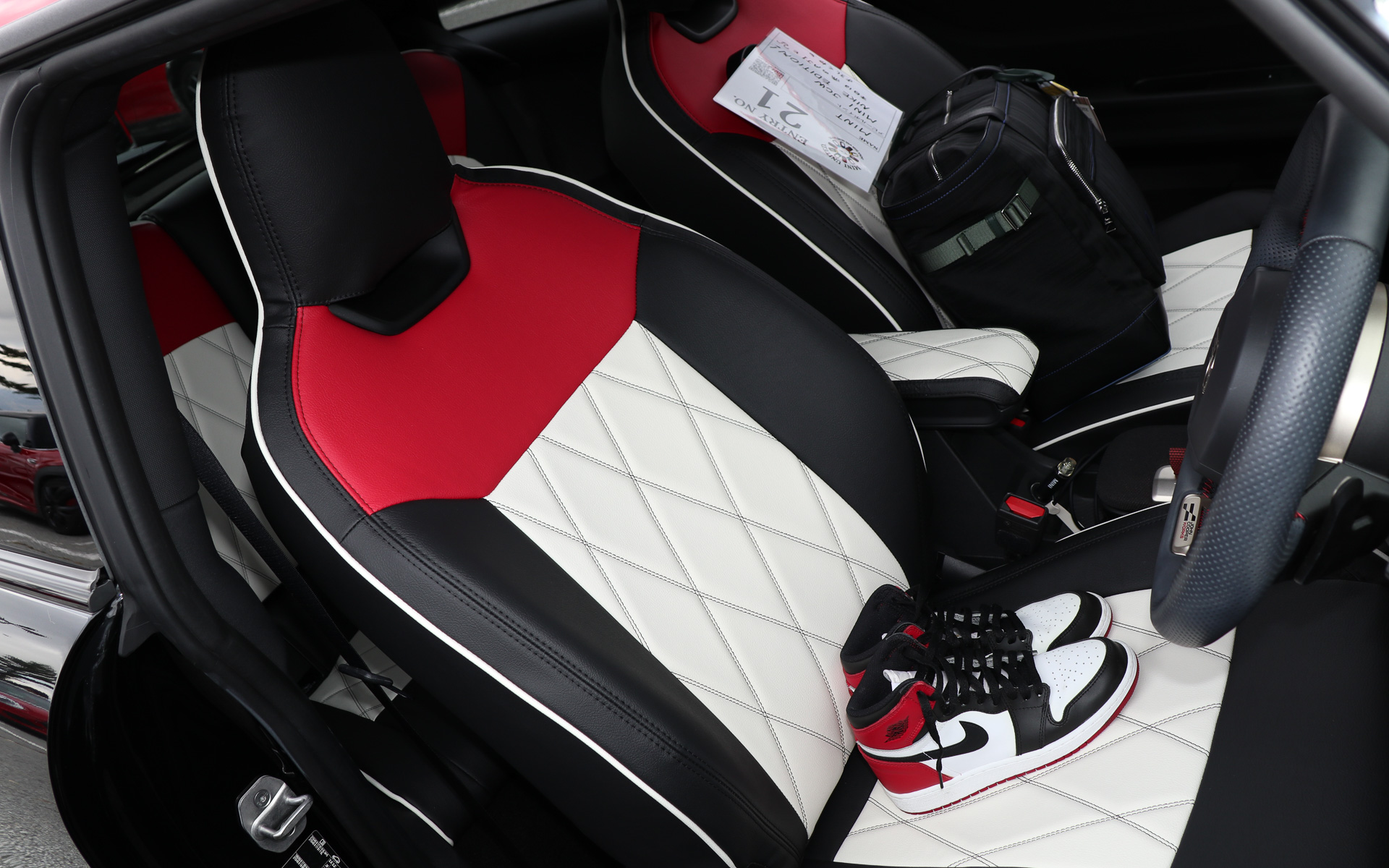 2026年の「MINI自慢コンテスト」でグランプリとなった「MINT」さんの「MINI JCW NIKE EDITION」。シートカバーはお気に入りの「エアジョーダン1 レトロハイ OG“ブラックトゥ”」とおそろいの特注品