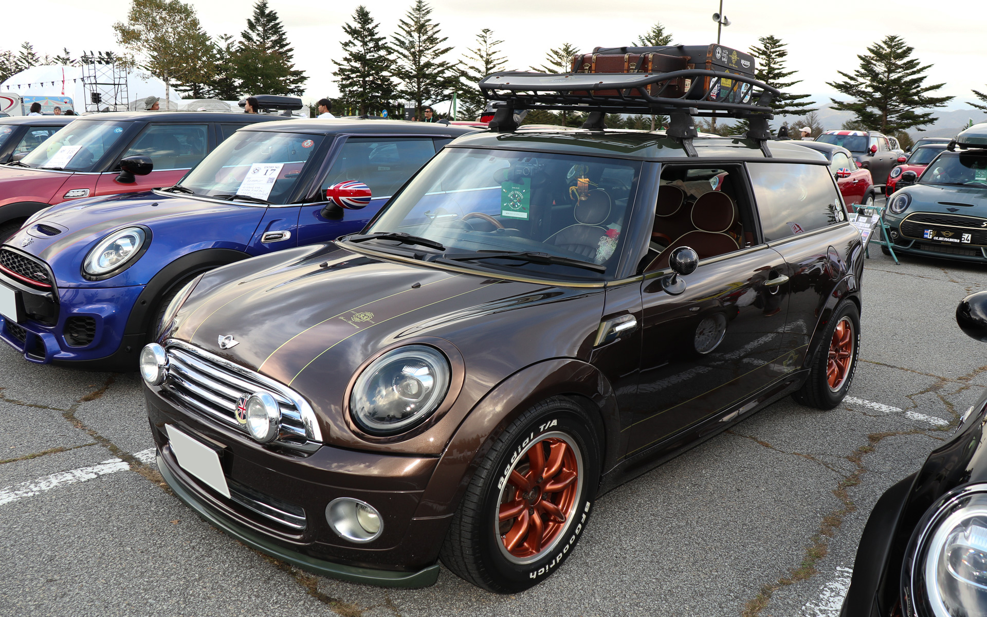 「Best カスタマイズ賞」に選ばれた「レン」さんの「MINI クラブマン」。RSワタナベ製アルミホイールや「フェアレディZ Z432」をモチーフにした縦型デュアルマフラーなどがカスタマイズのポイントとのこと