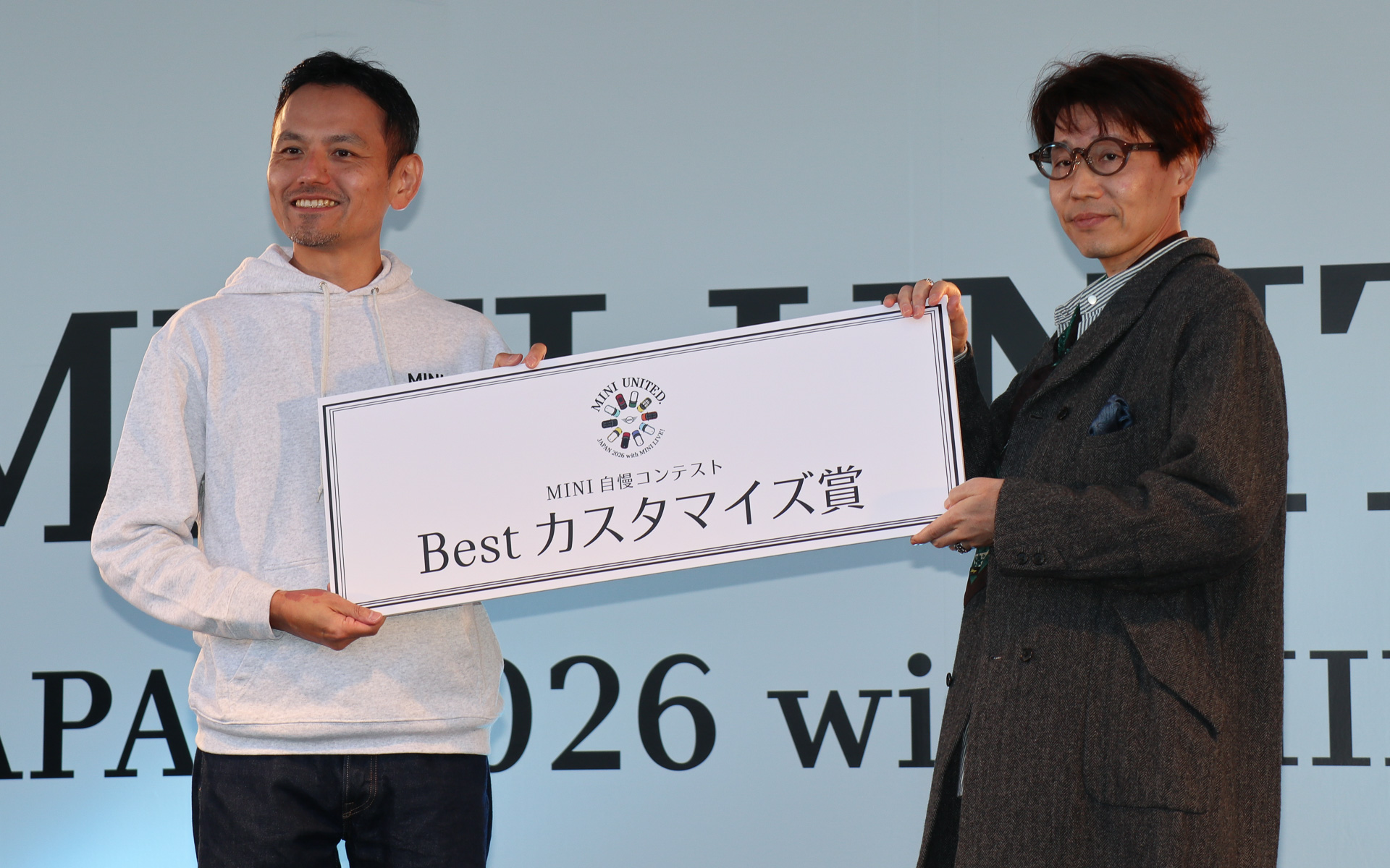 「Best カスタマイズ賞」受賞者のレンさん（右）