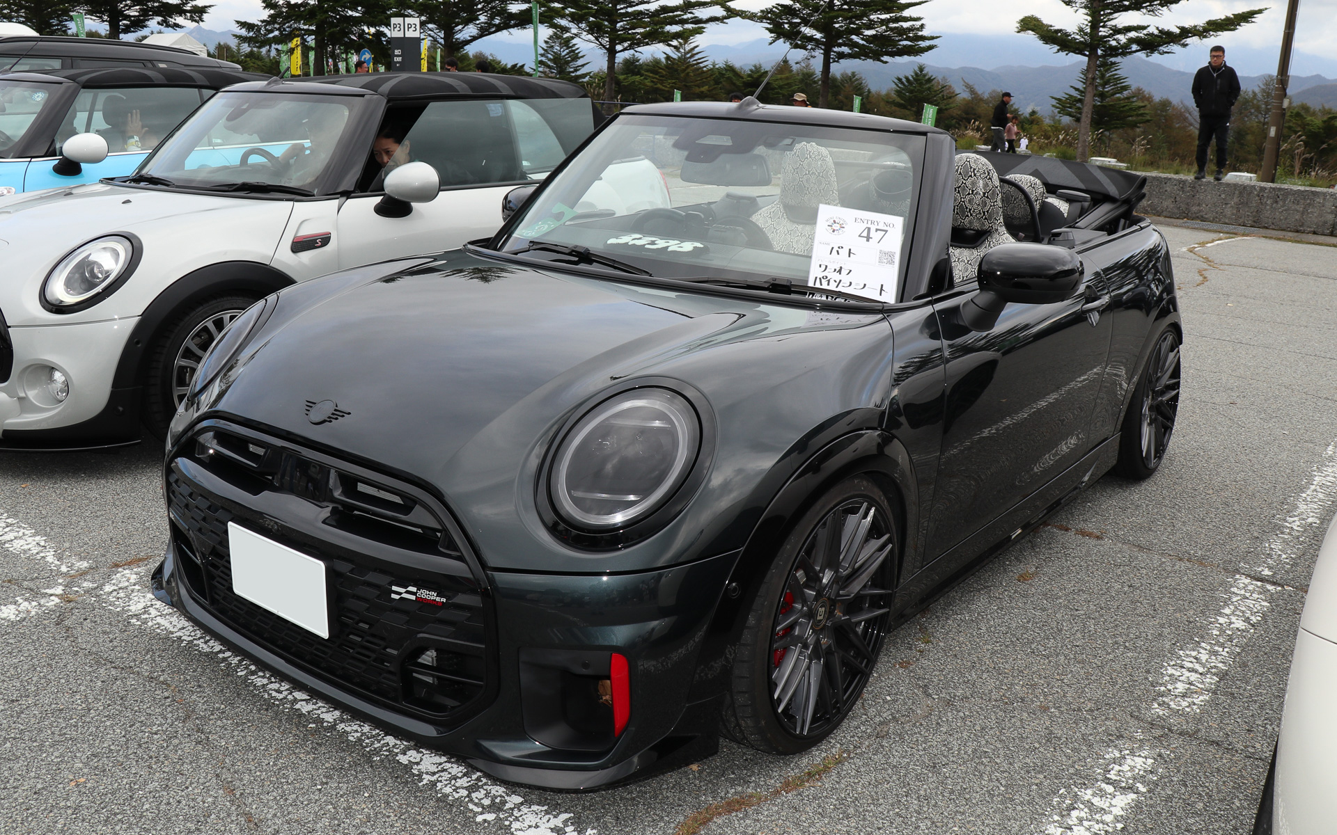 「Best MINI愛賞」に選ばれた「パト」さんの「MINI コンバーチブル」。特注のパイソン柄シートカバーや19インチホイール、センターマフラーなどでカスタマイズされている