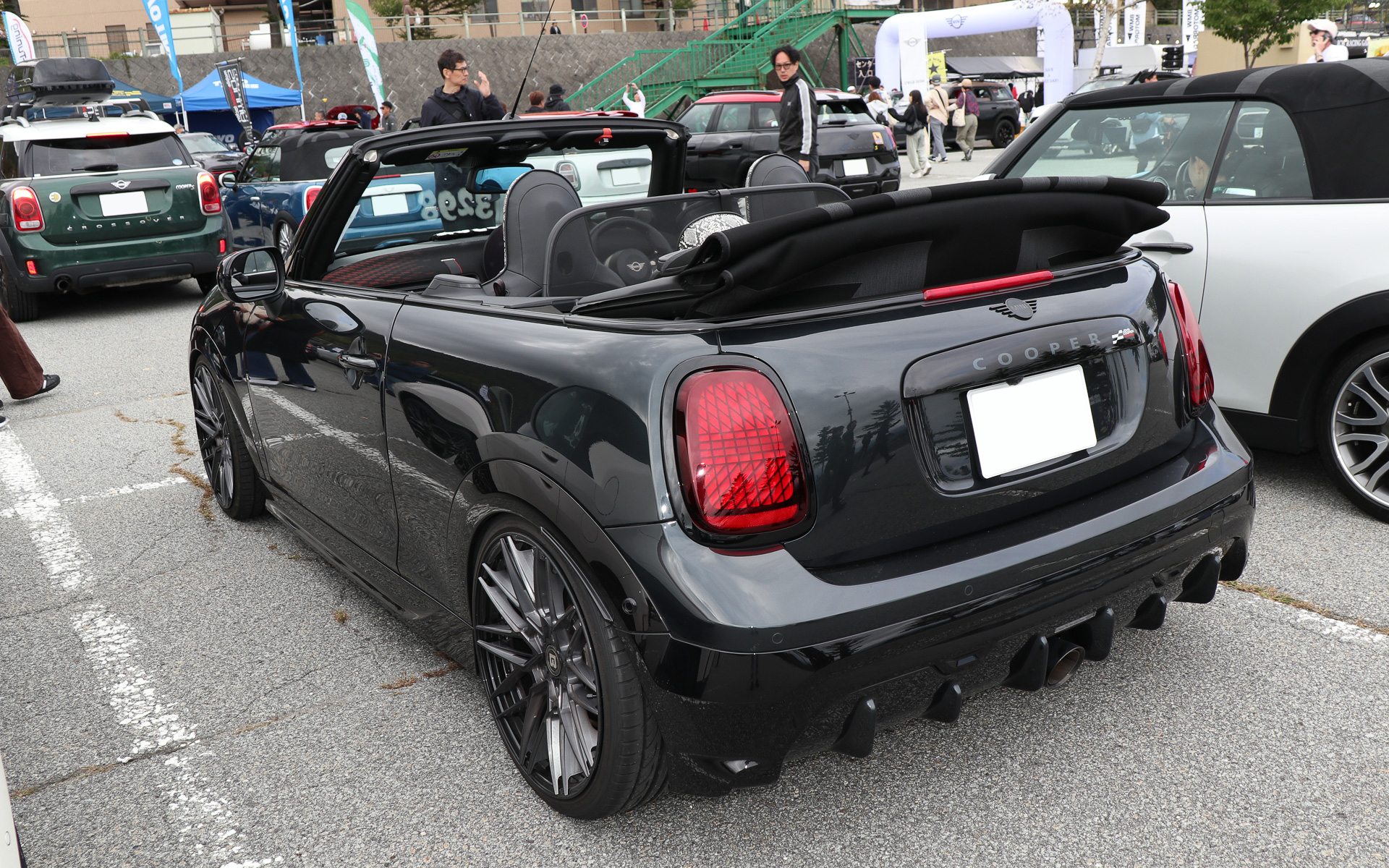 「Best MINI愛賞」に選ばれた「パト」さんの「MINI コンバーチブル」。特注のパイソン柄シートカバーや19インチホイール、センターマフラーなどでカスタマイズされている