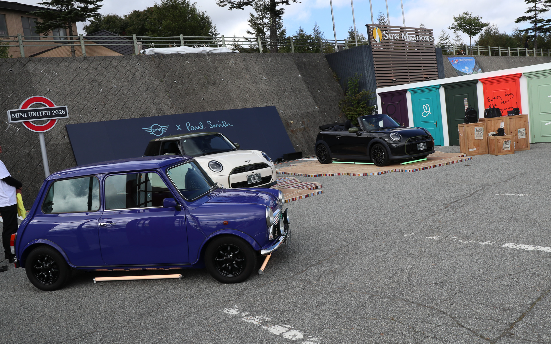新旧MINIの「ポール・スミス エディション」を車両展示