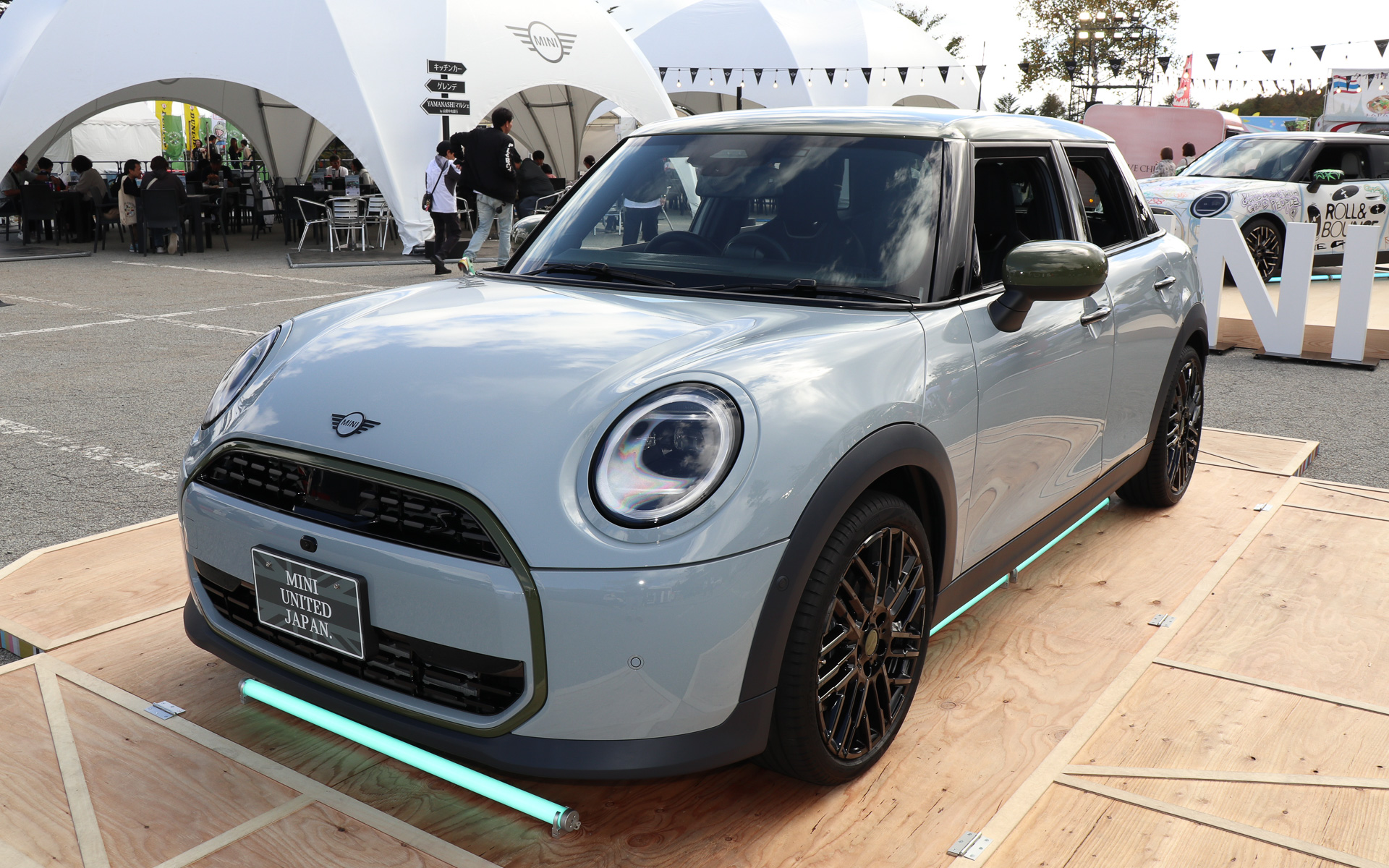 「MINI COOPER 5-DOOR PAUL SMITH EDITION」。ボディカラーは「ステイトメント・グレー」