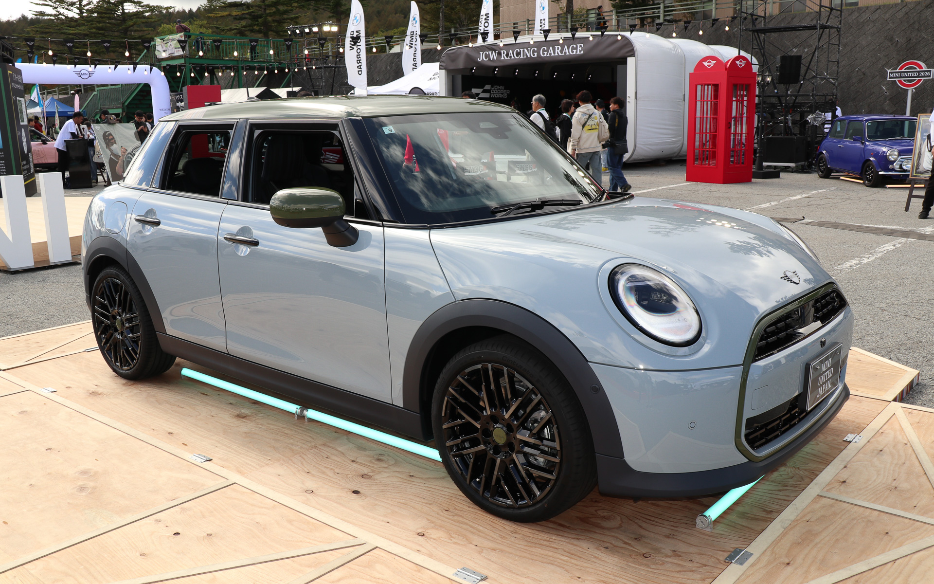 「MINI COOPER 5-DOOR PAUL SMITH EDITION」。ボディカラーは「ステイトメント・グレー」