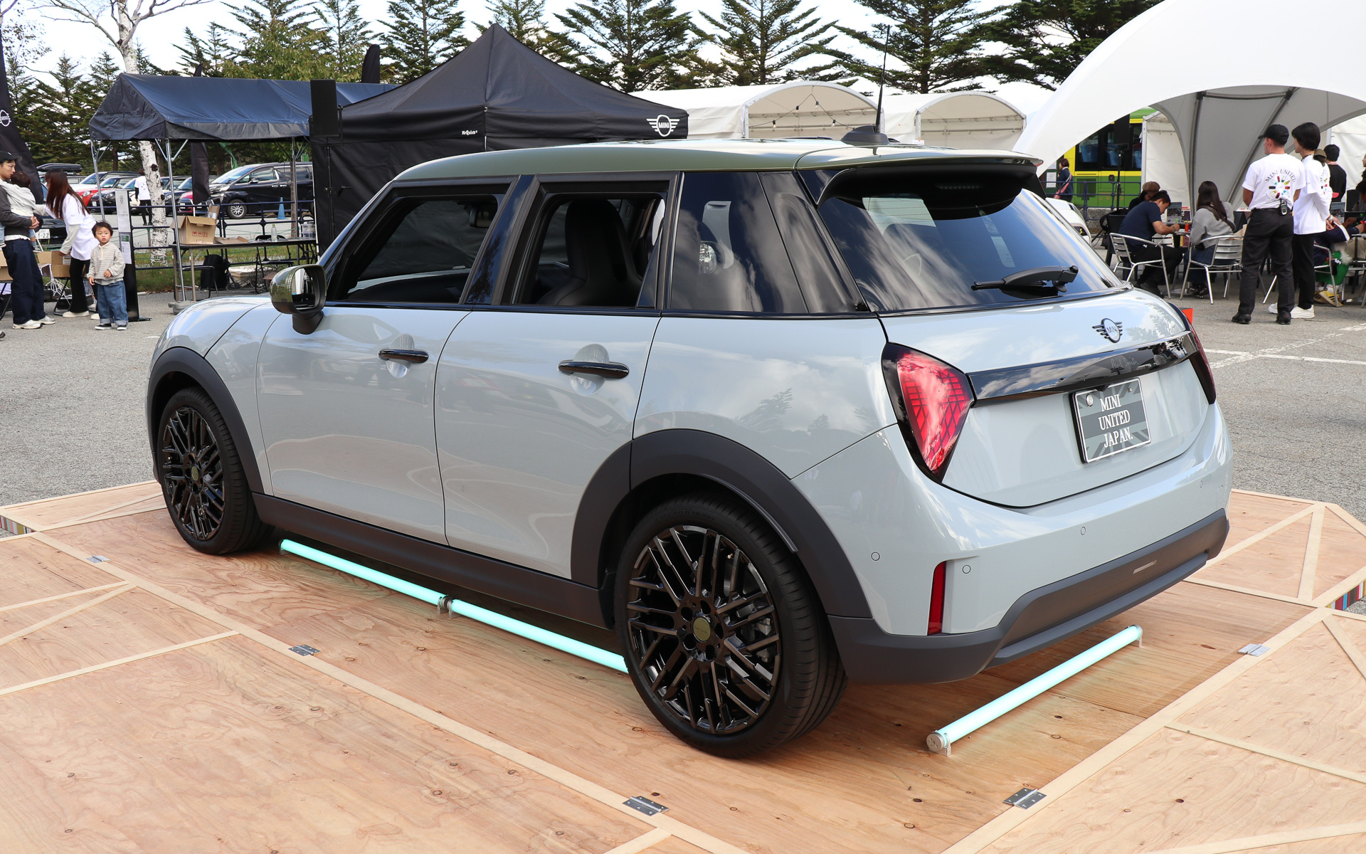 「MINI COOPER 5-DOOR PAUL SMITH EDITION」。ボディカラーは「ステイトメント・グレー」