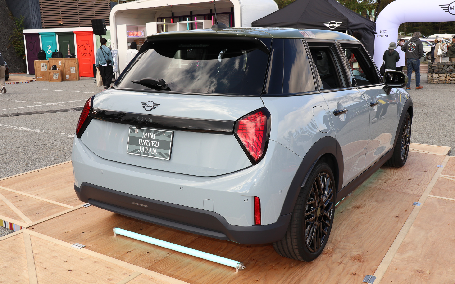 「MINI COOPER 5-DOOR PAUL SMITH EDITION」。ボディカラーは「ステイトメント・グレー」