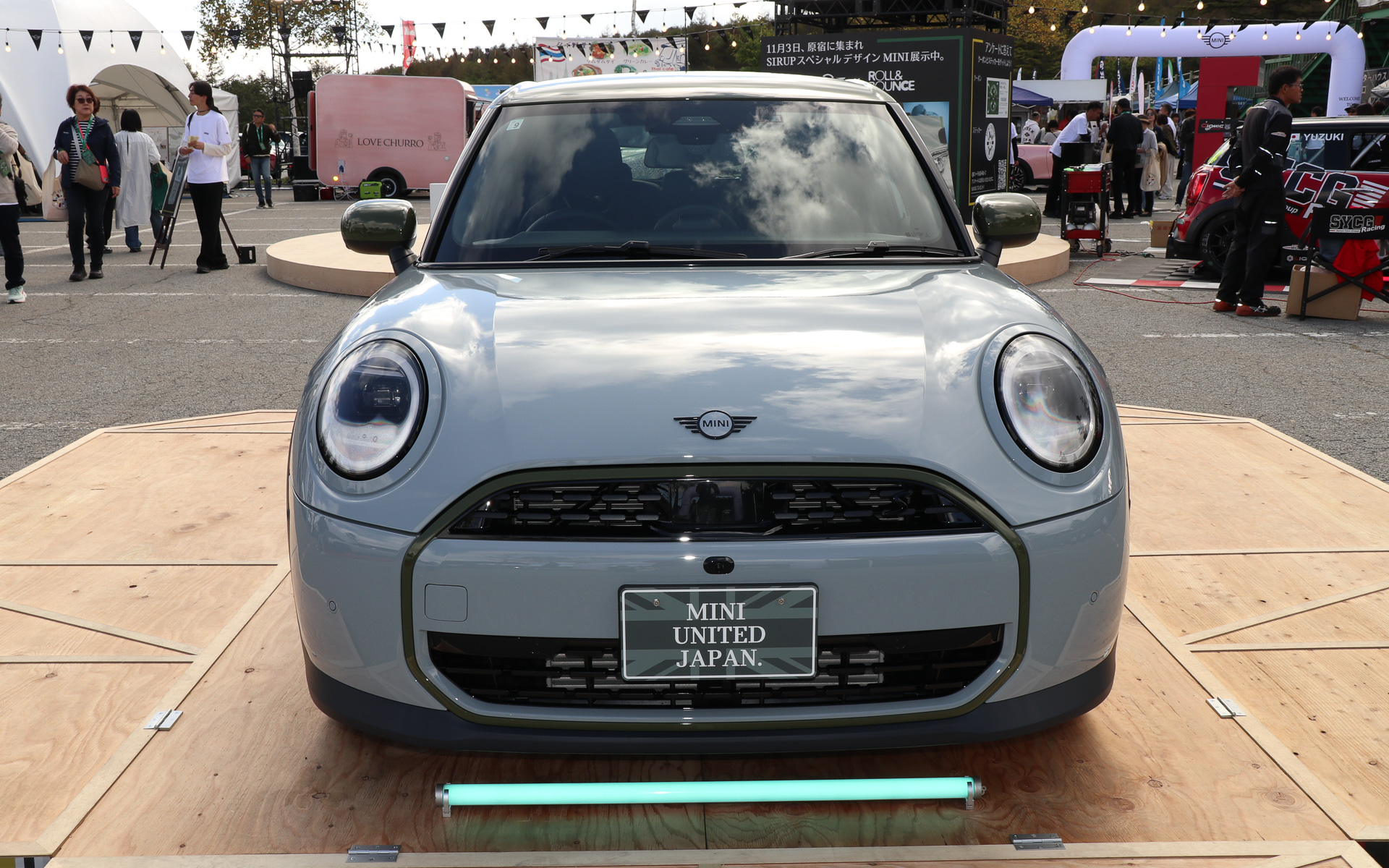 「MINI COOPER 5-DOOR PAUL SMITH EDITION」。ボディカラーは「ステイトメント・グレー」
