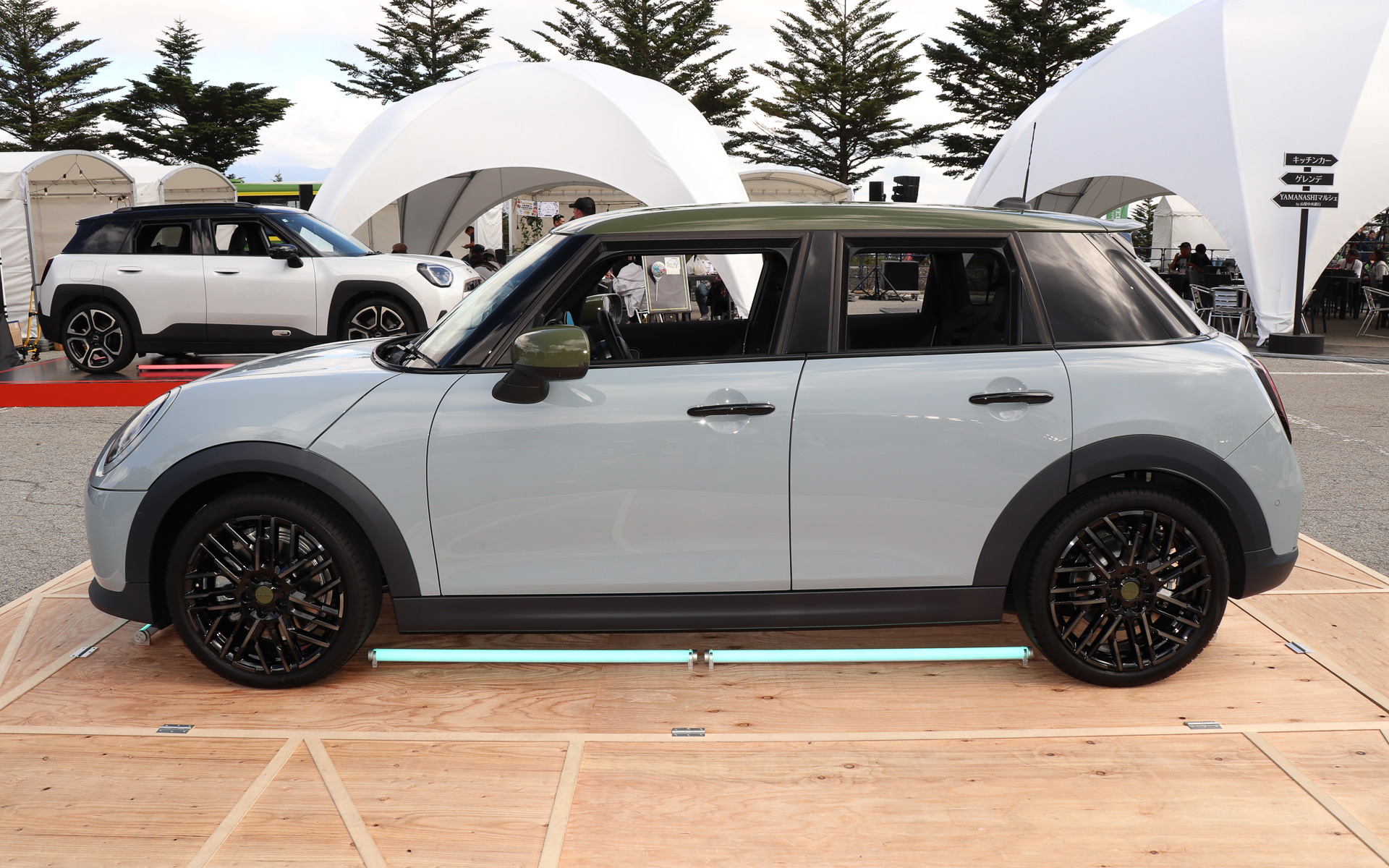 「MINI COOPER 5-DOOR PAUL SMITH EDITION」。ボディカラーは「ステイトメント・グレー」