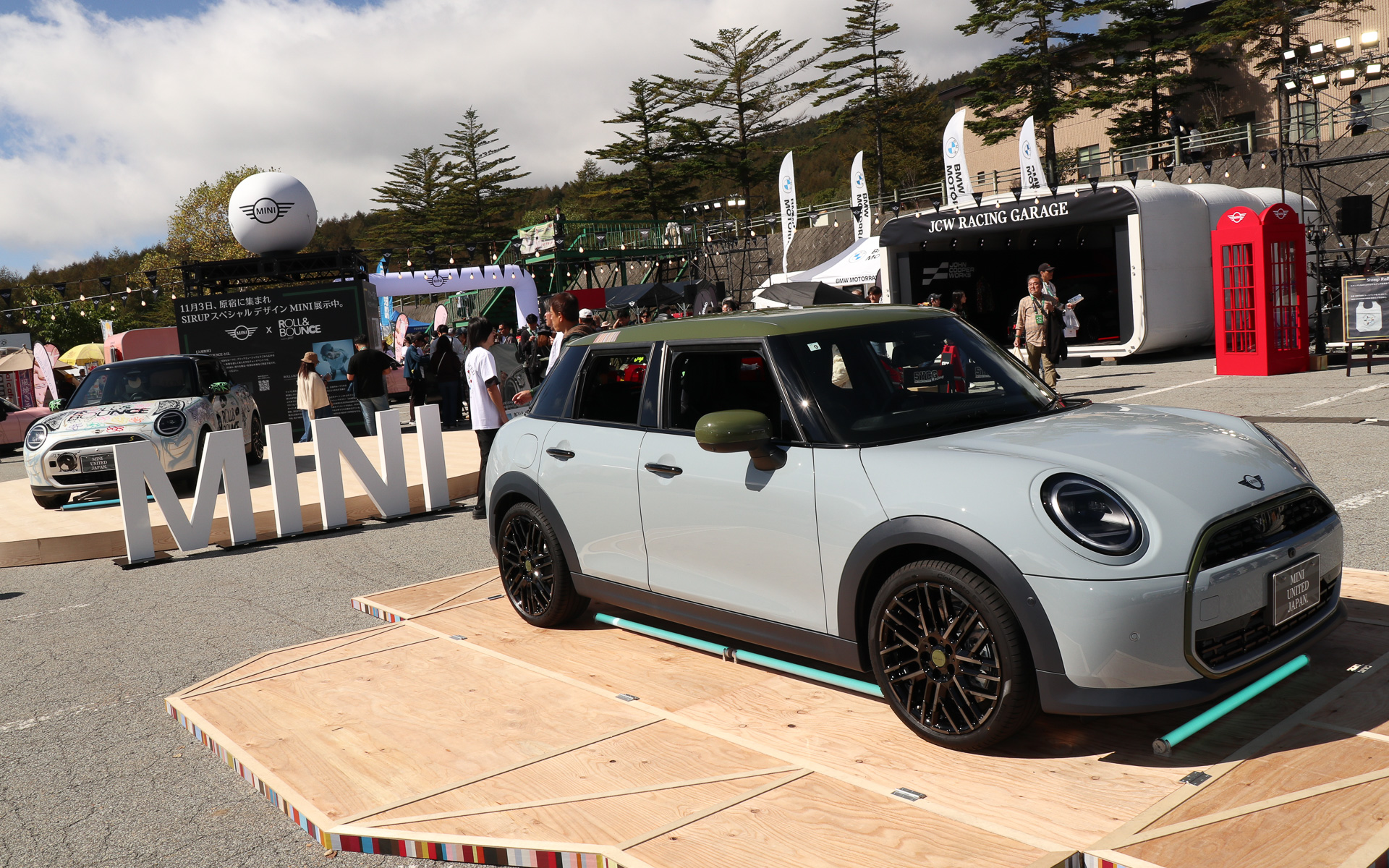 MINI COOPER 5-DOOR PAUL SMITH EDITIONは入場ゲート正面のひときわ目立つ位置に置かれていた