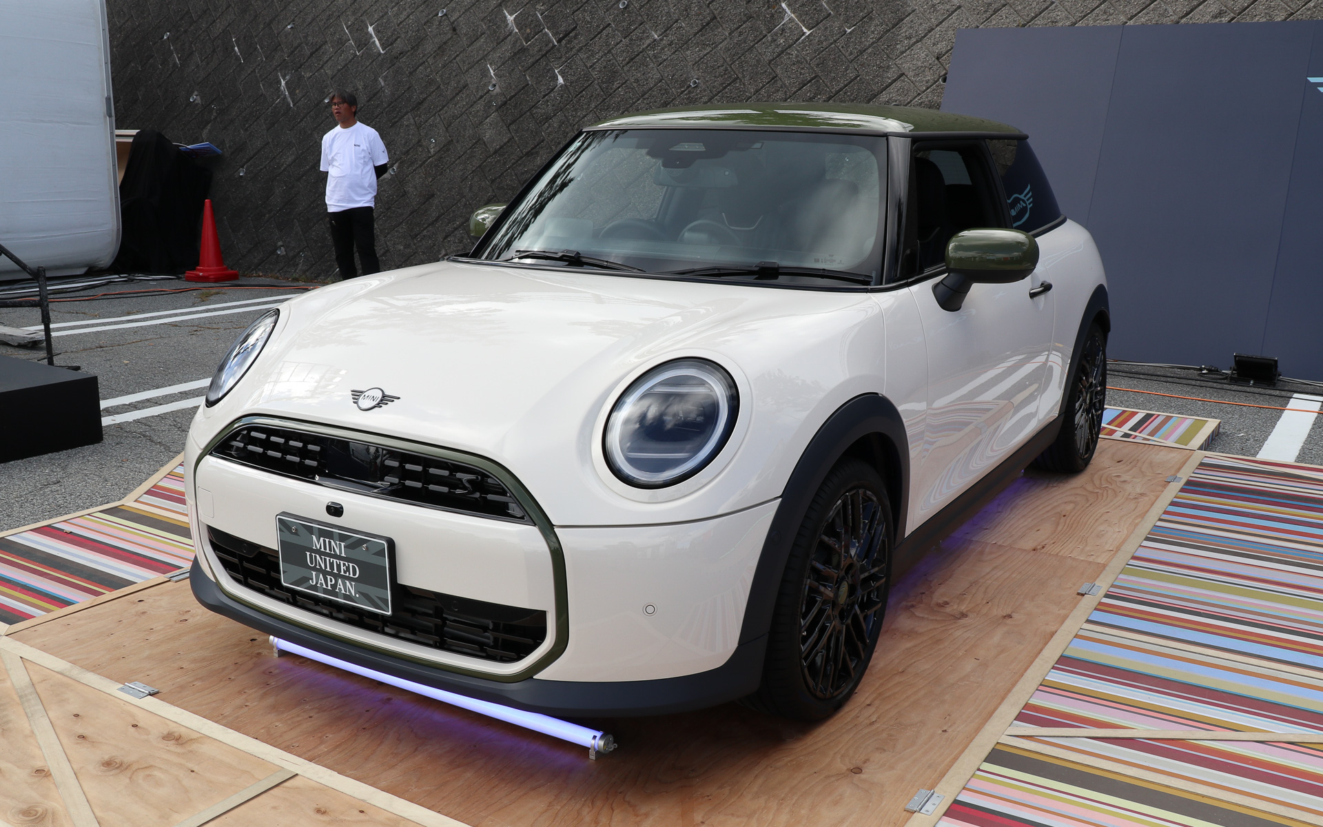 3ドア仕様の「MINI COOPER PAUL SMITH EDITION」。ボディカラーは「インスパイアード・ホワイト」