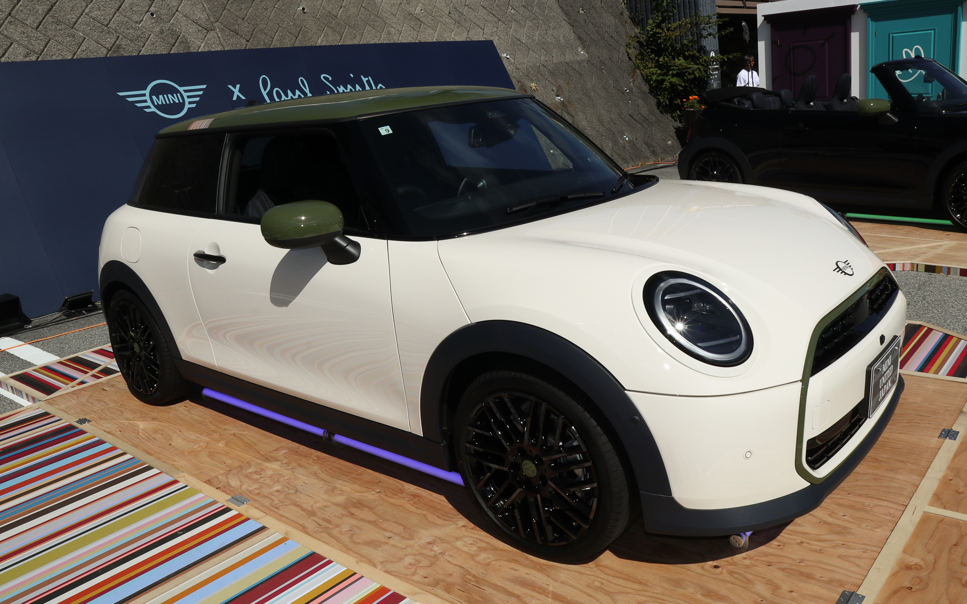 3ドア仕様の「MINI COOPER PAUL SMITH EDITION」。ボディカラーは「インスパイアード・ホワイト」