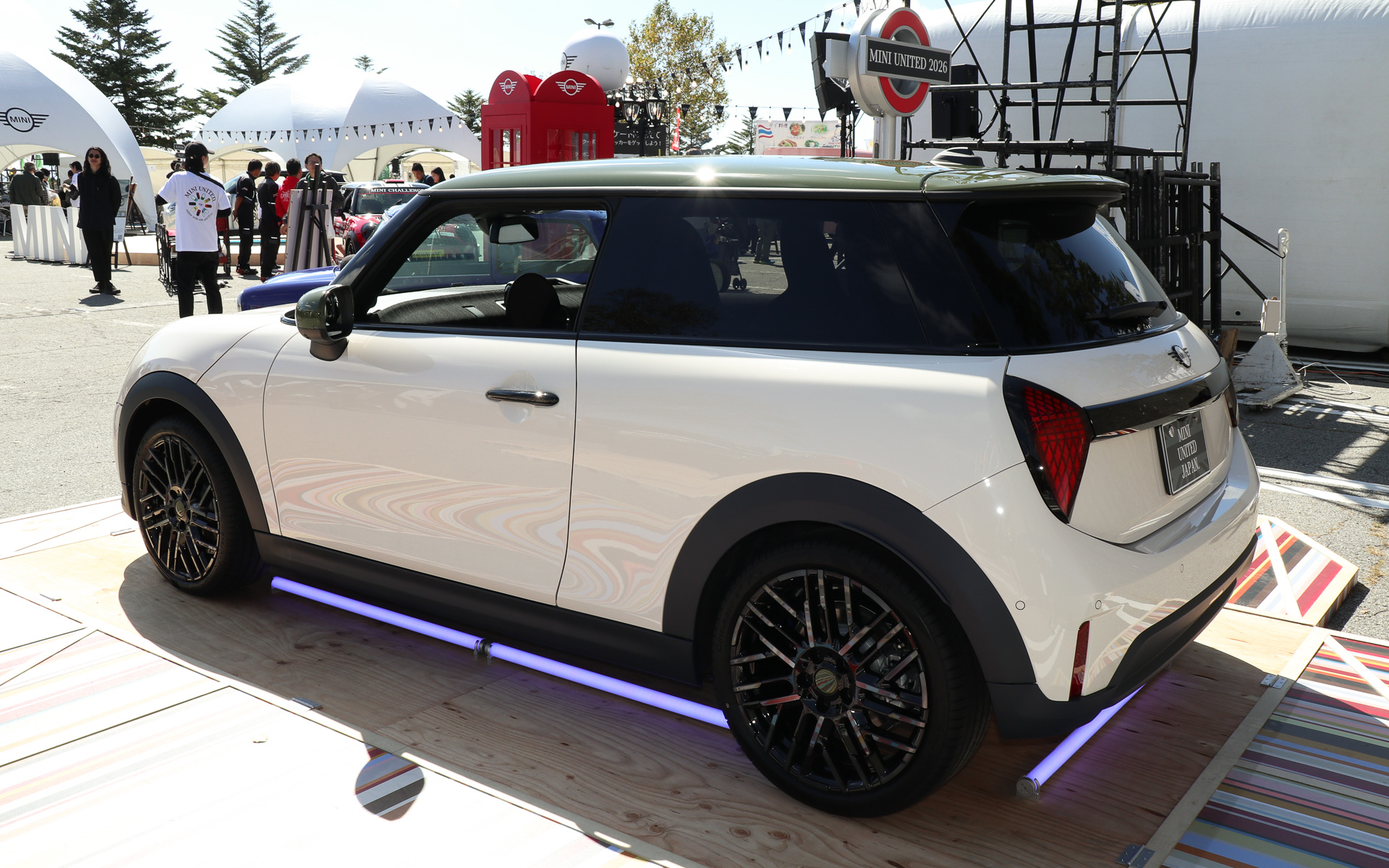 3ドア仕様の「MINI COOPER PAUL SMITH EDITION」。ボディカラーは「インスパイアード・ホワイト」