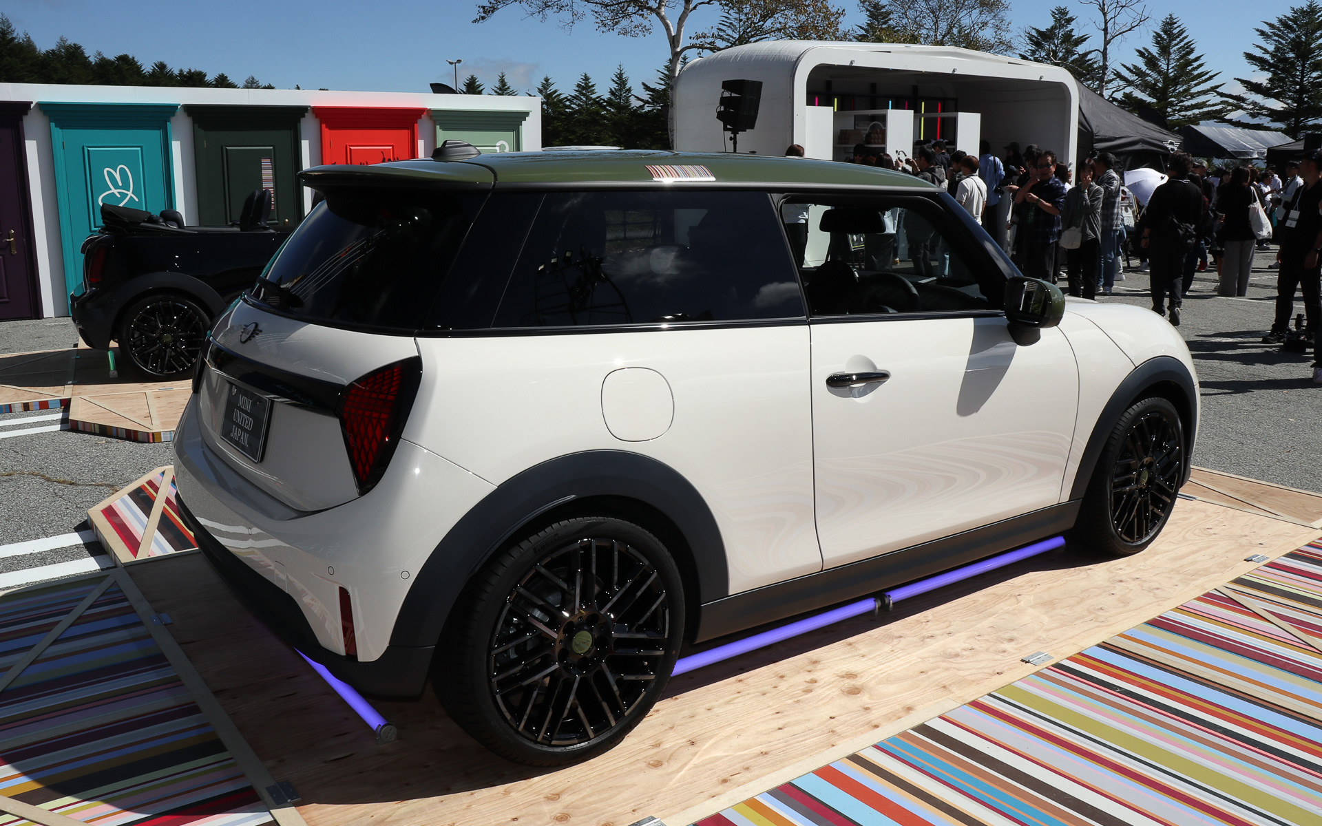 3ドア仕様の「MINI COOPER PAUL SMITH EDITION」。ボディカラーは「インスパイアード・ホワイト」