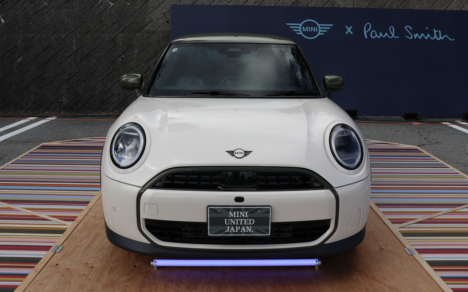 3ドア仕様の「MINI COOPER PAUL SMITH EDITION」。ボディカラーは「インスパイアード・ホワイト」