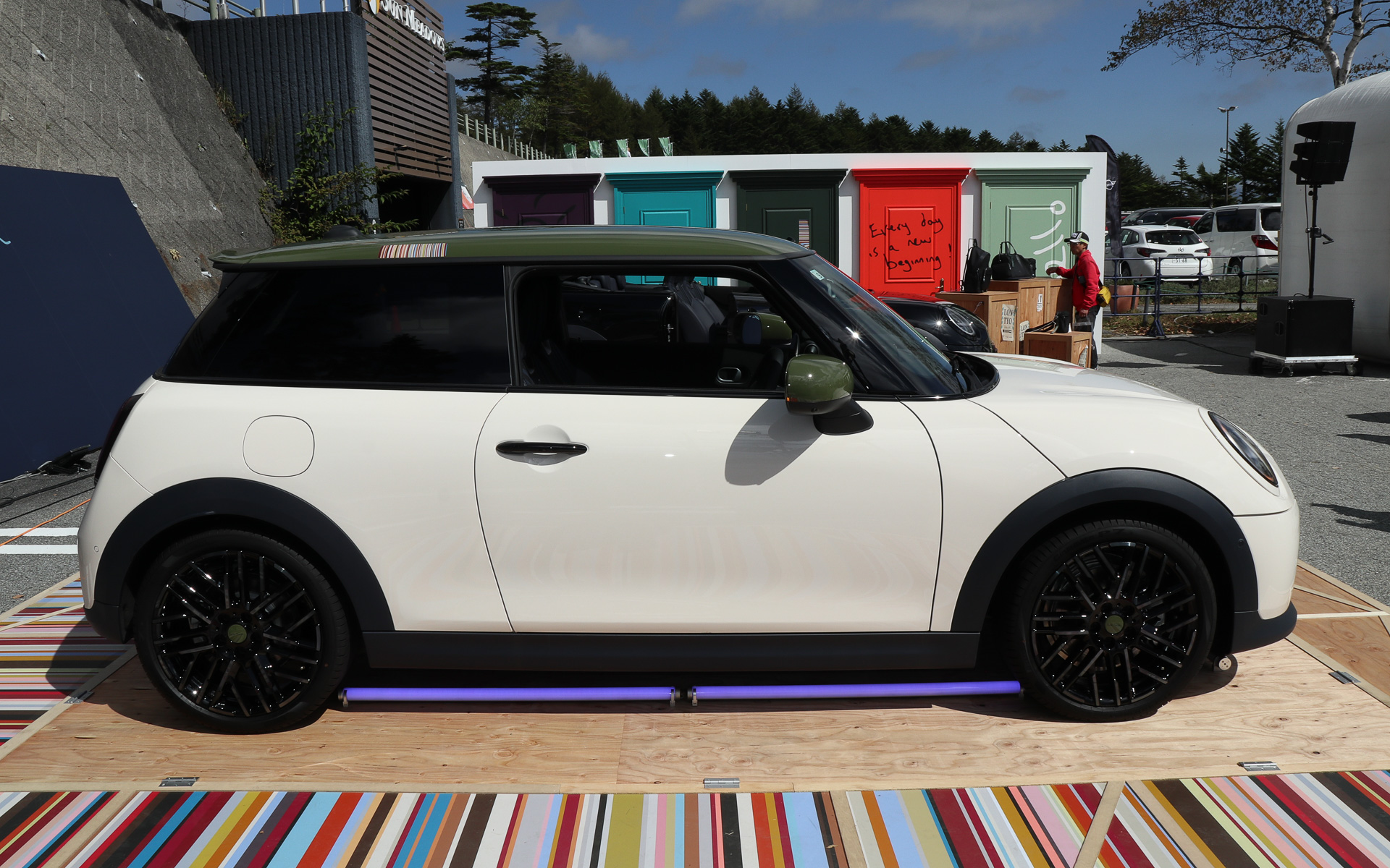 3ドア仕様の「MINI COOPER PAUL SMITH EDITION」。ボディカラーは「インスパイアード・ホワイト」