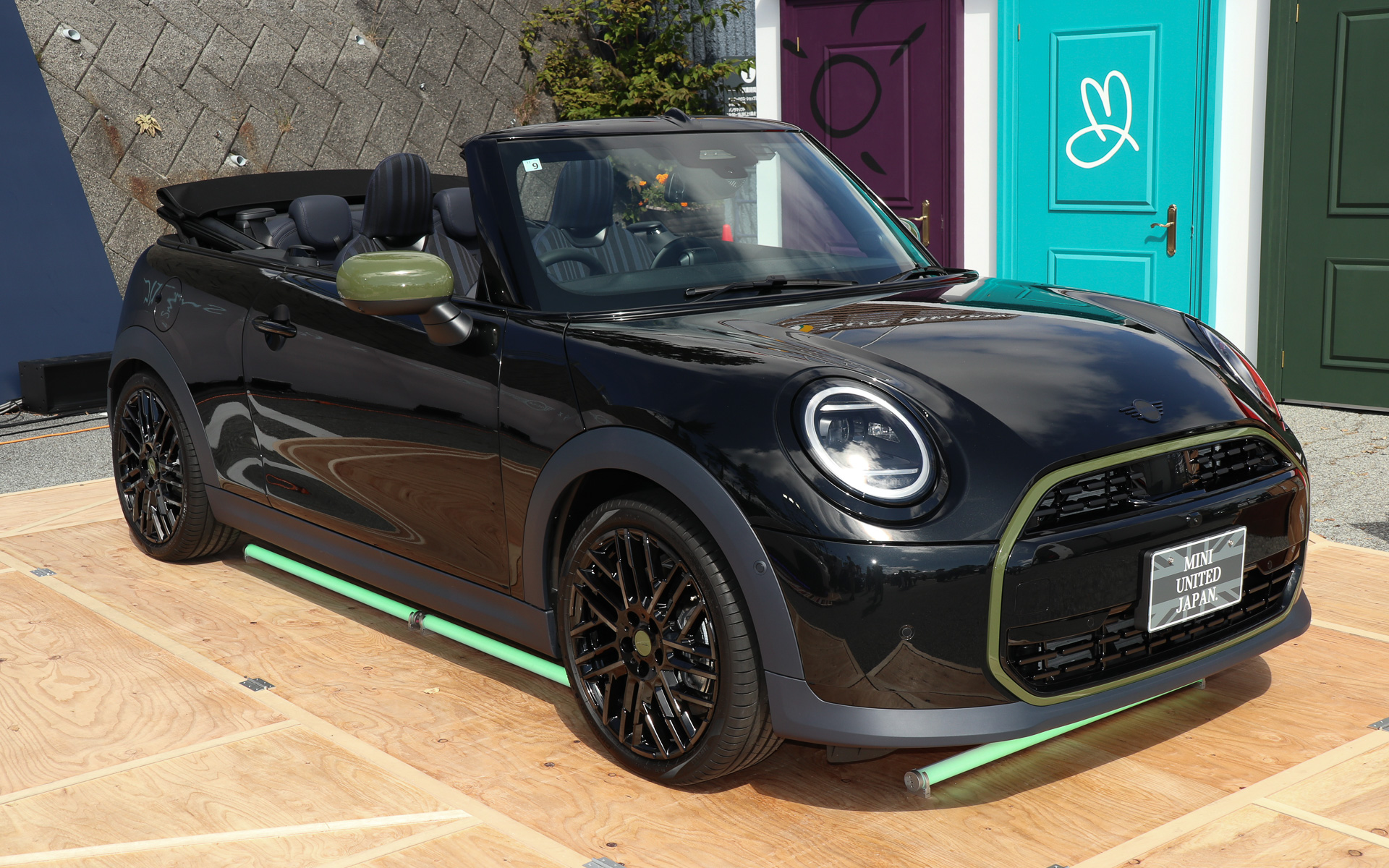 ソフトトップを備えるMINI COOPER CONVERTIBLE PAUL SMITH EDITION。ボディカラーは「ミッドナイト・ブラックII」
