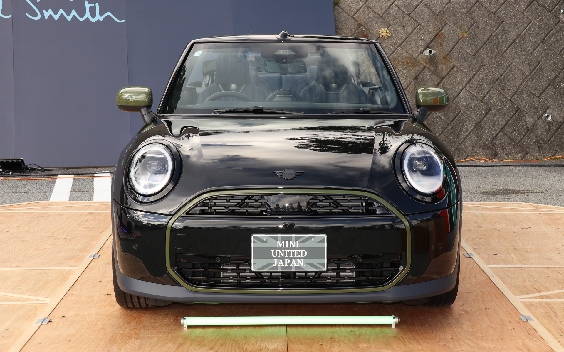 ソフトトップを備えるMINI COOPER CONVERTIBLE PAUL SMITH EDITION。ボディカラーは「ミッドナイト・ブラックII」
