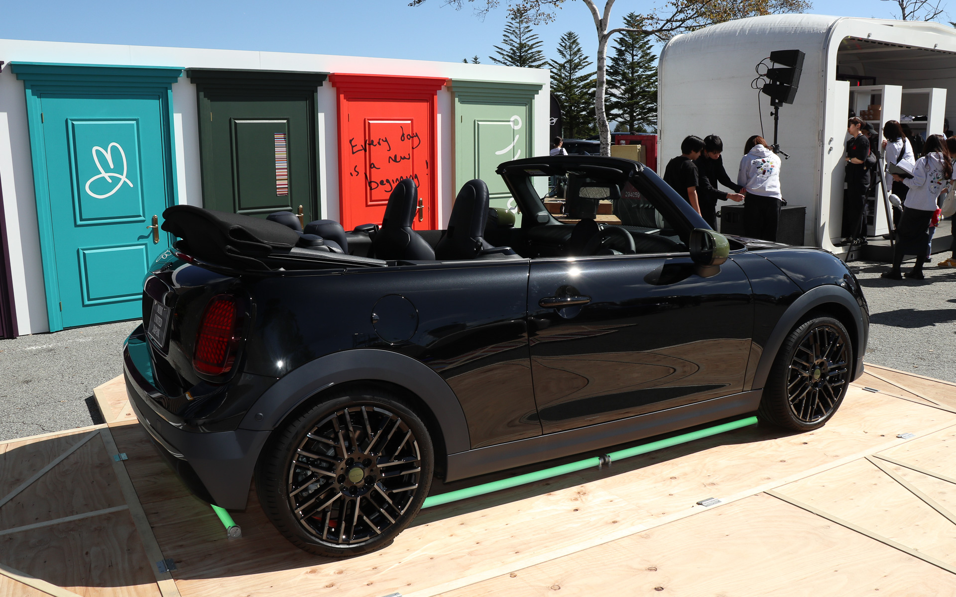 ソフトトップを備えるMINI COOPER CONVERTIBLE PAUL SMITH EDITION。ボディカラーは「ミッドナイト・ブラックII」