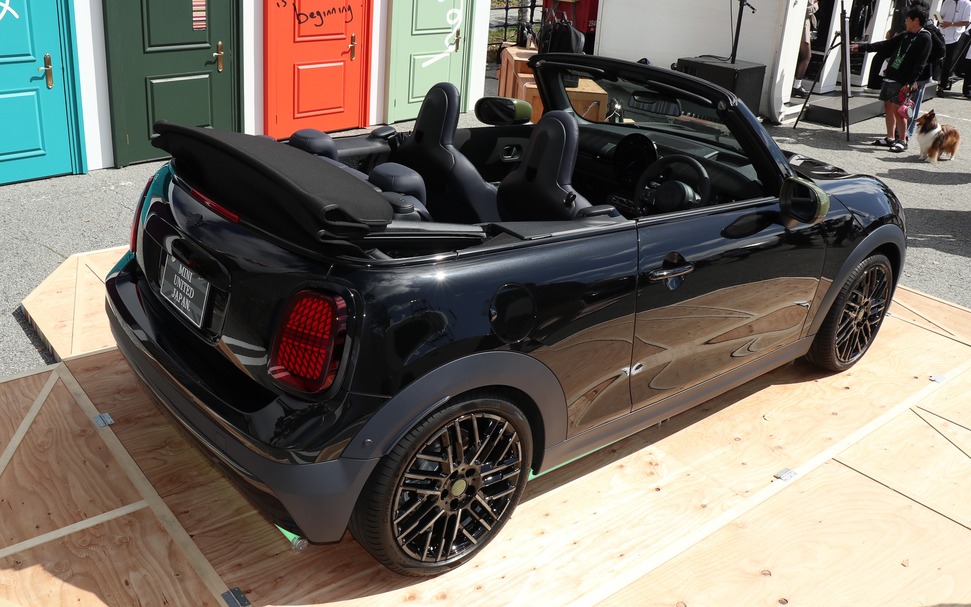 ソフトトップを備えるMINI COOPER CONVERTIBLE PAUL SMITH EDITION。ボディカラーは「ミッドナイト・ブラックII」