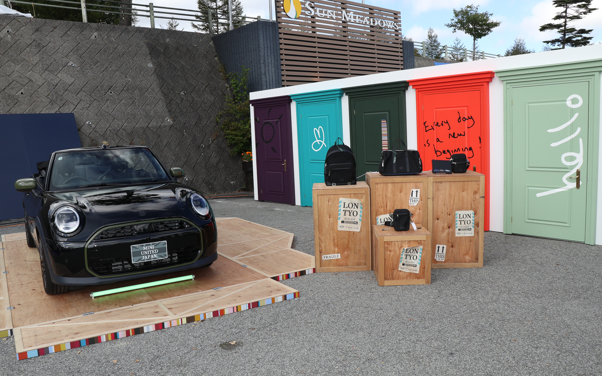 MINI COOPER CONVERTIBLE PAUL SMITH EDITIONは「MINI PAUL SMITH BAG COLLECTION」のラインアップ製品と並んで展示された