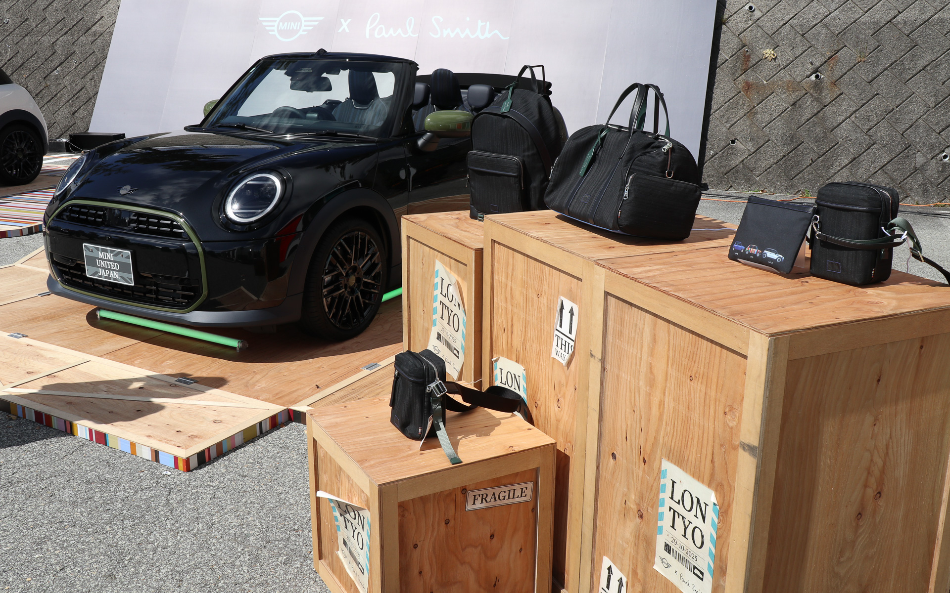 MINI COOPER CONVERTIBLE PAUL SMITH EDITIONは「MINI PAUL SMITH BAG COLLECTION」のラインアップ製品と並んで展示された