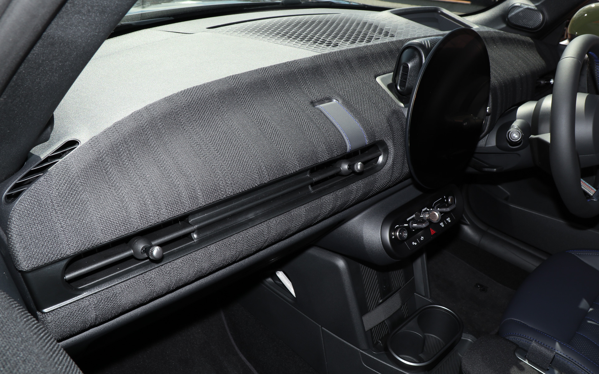 MINI COOPER CONVERTIBLE PAUL SMITH EDITIONのインパネにはストライプ柄の「ダッシュボード・ニット」が設定され、ステアリングホイールにも「シグニチャー・ストライプ」が使用される