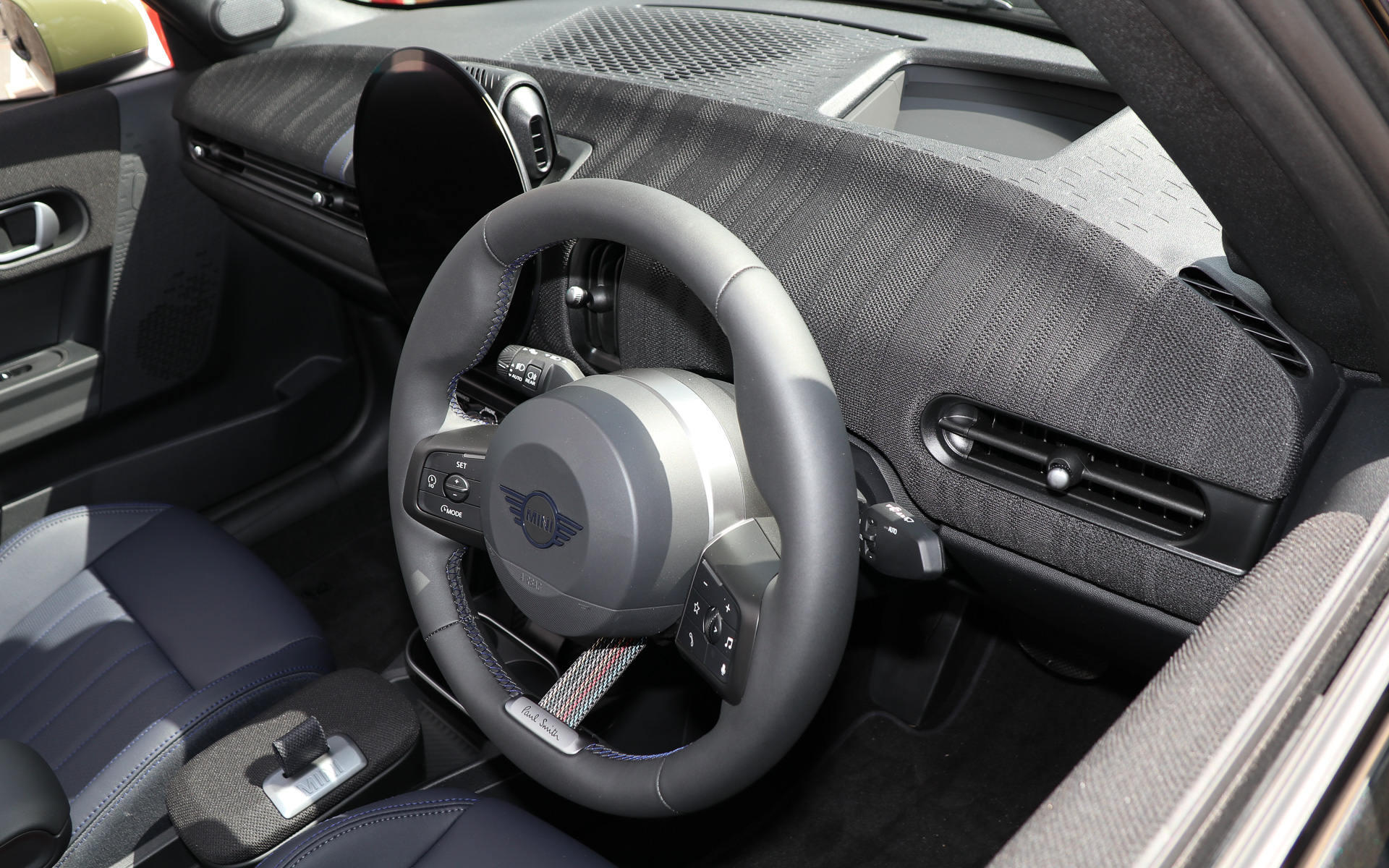 MINI COOPER CONVERTIBLE PAUL SMITH EDITIONのインパネにはストライプ柄の「ダッシュボード・ニット」が設定され、ステアリングホイールにも「シグニチャー・ストライプ」が使用される