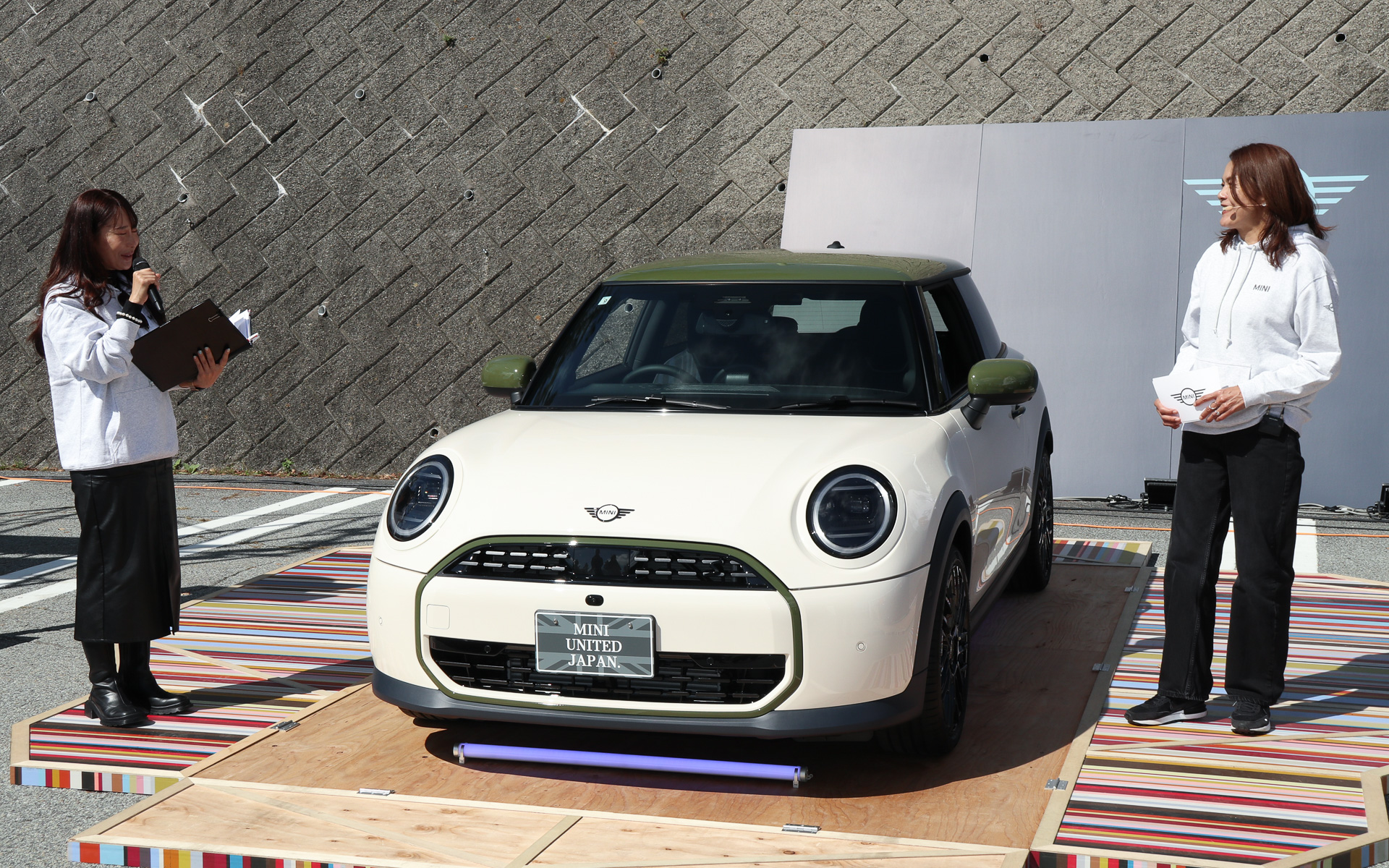 2台のMINI ポール・スミス エディションを実際に見ながら2人の解説が進められた