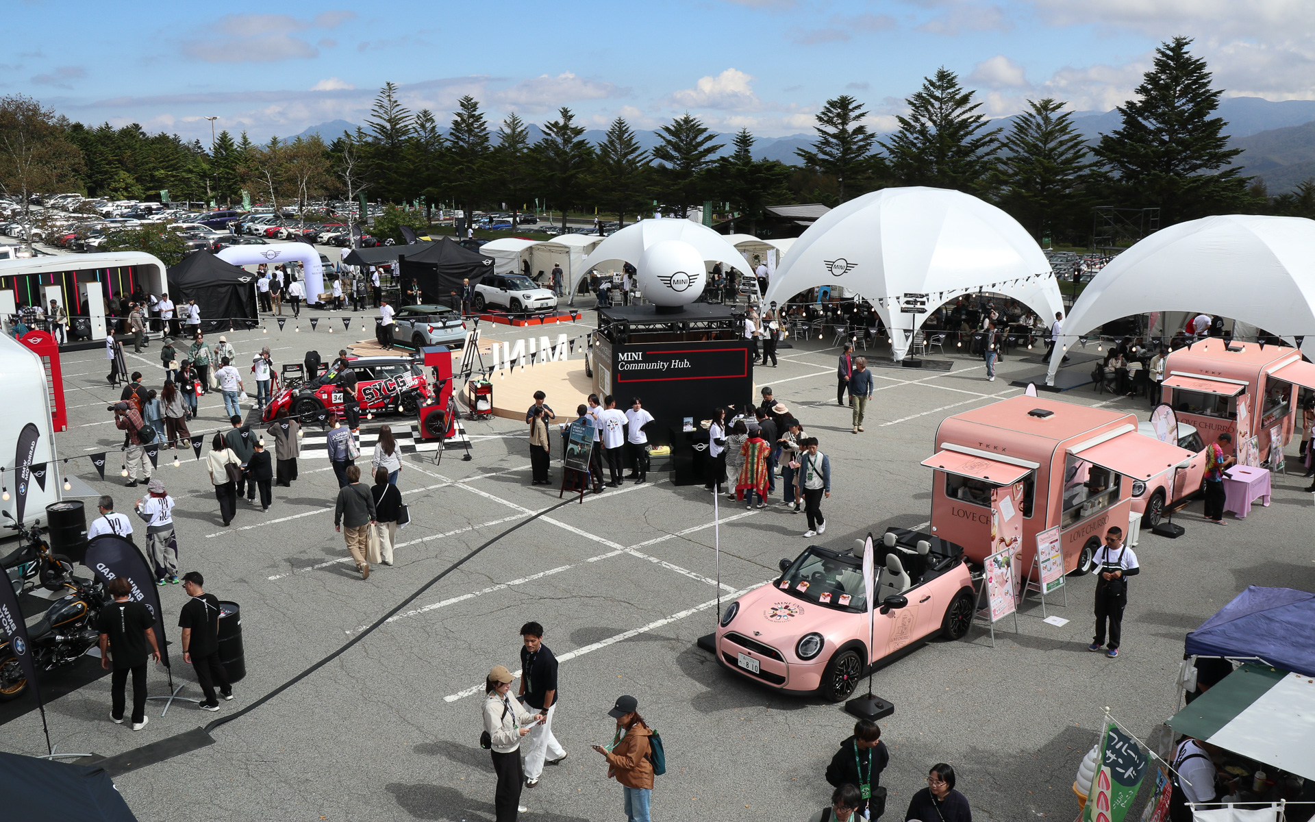 MINIファン・スクエアには個性豊かなMINIが展示された