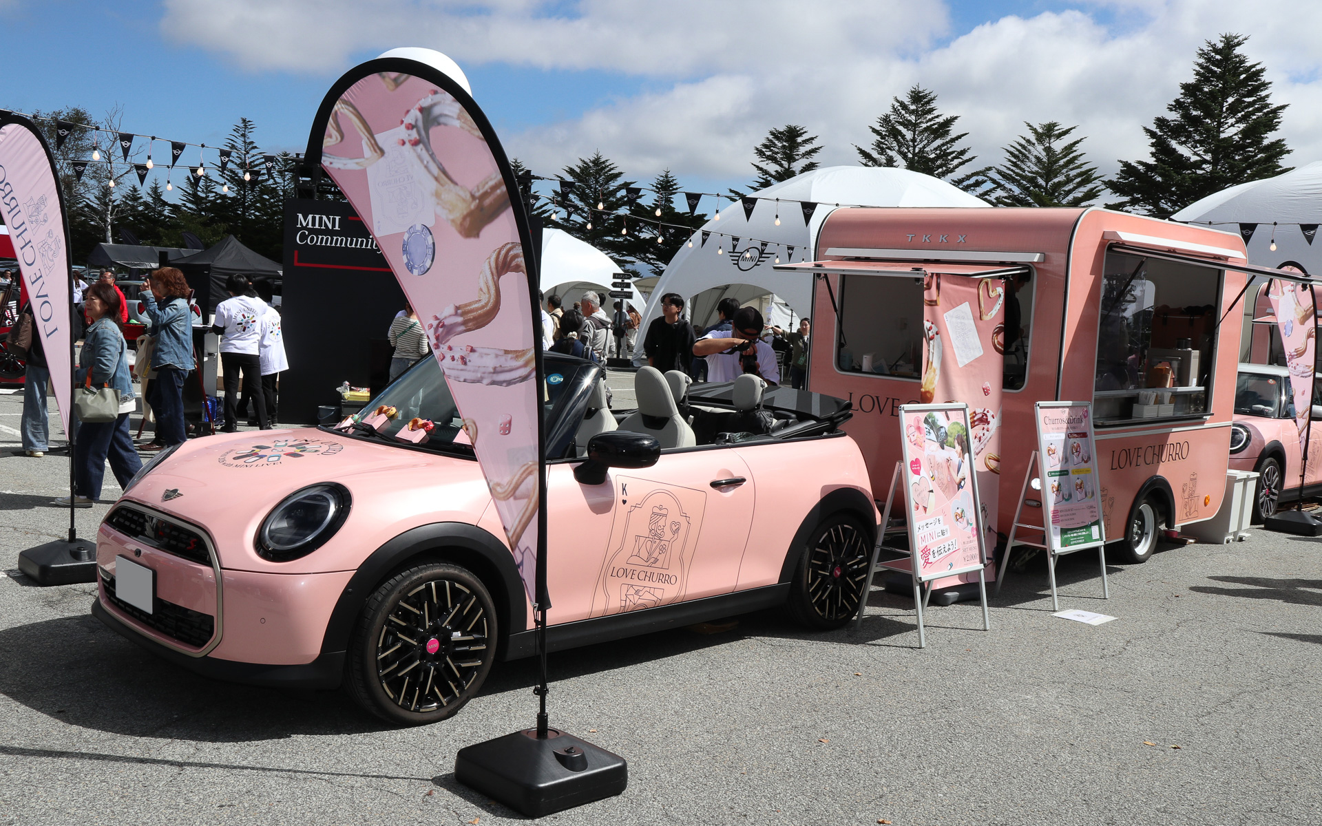 キッチントレーラーでハート型のチュロスなどを販売する「LOVE CHURRO」ではトレーラーをけん引するピンク色のMINIもアイコンとなっている