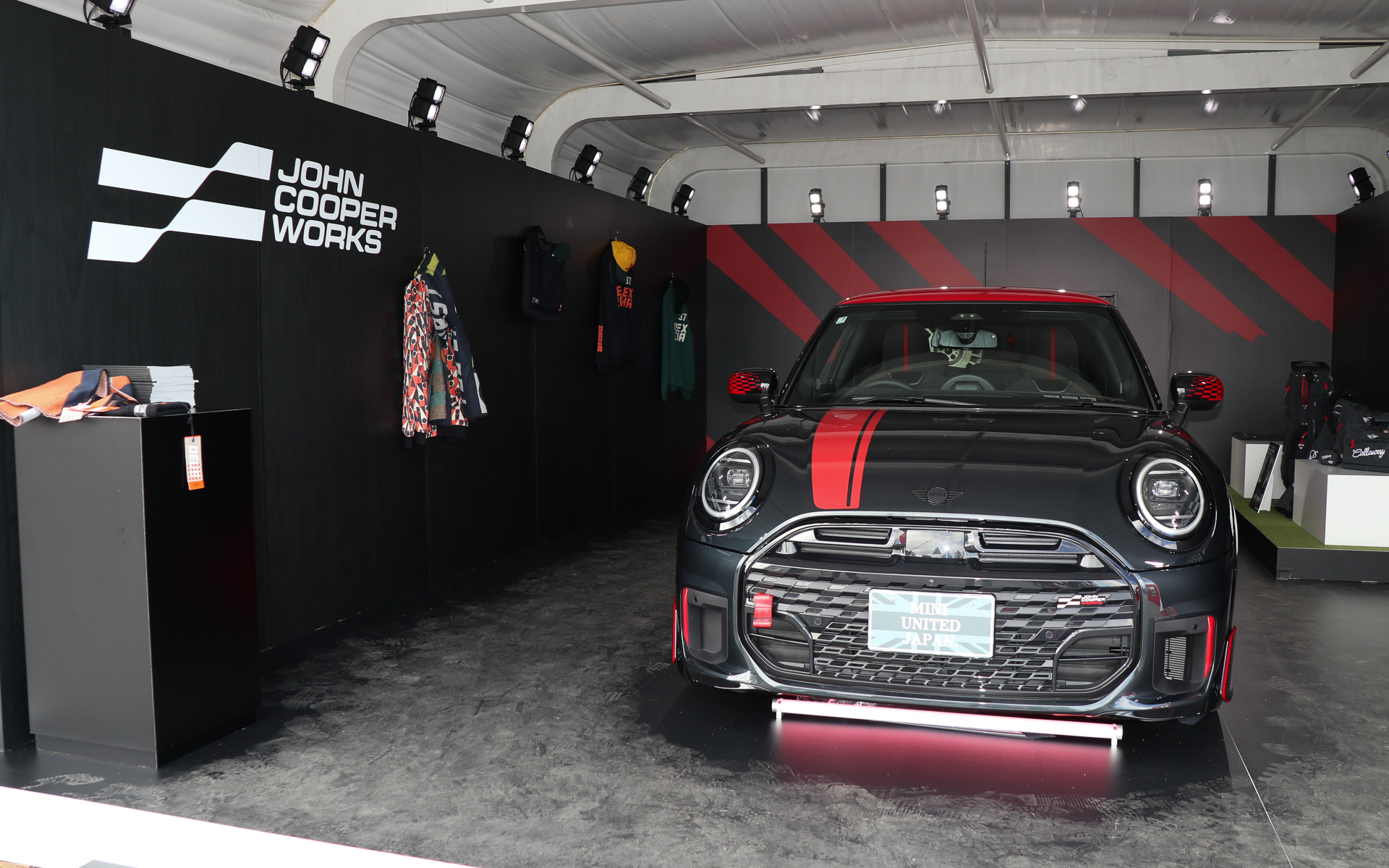MINIのレーシングスピリットをアピールする「JCW RACE GARAGE」では「MINI JOHN COOPER WORKS」を車両展示するほかオプションパーツやアパレル製品などを展示