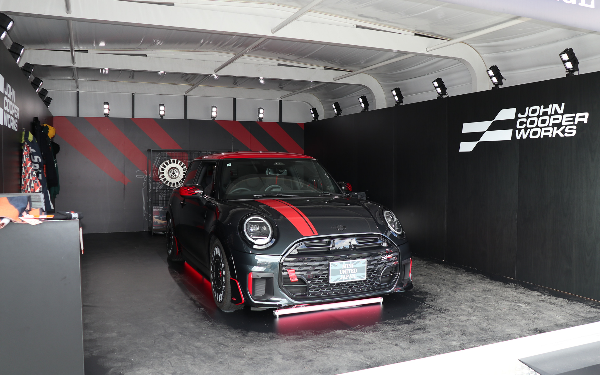 MINIのレーシングスピリットをアピールする「JCW RACE GARAGE」では「MINI JOHN COOPER WORKS」を車両展示するほかオプションパーツやアパレル製品などを展示