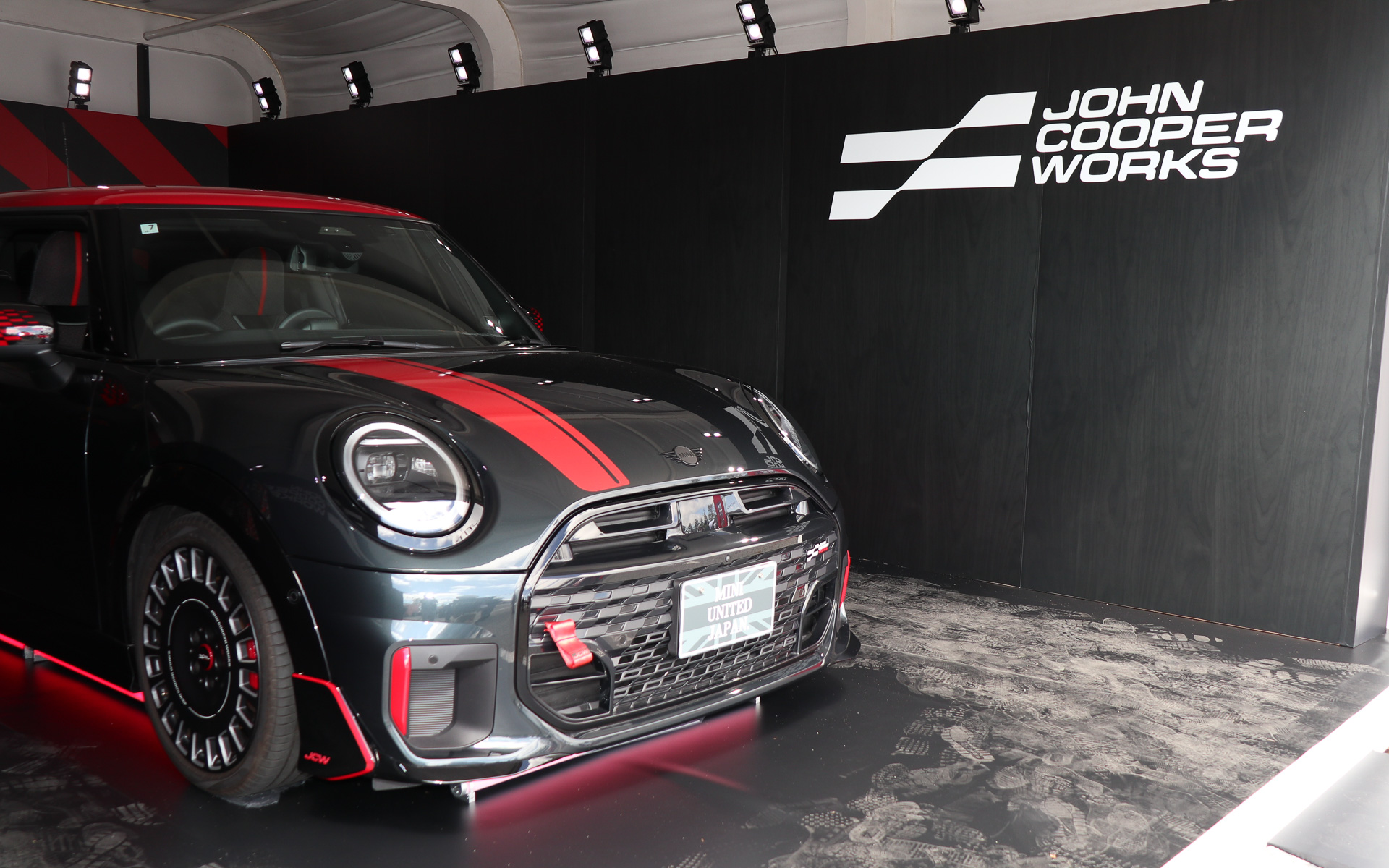 MINIのレーシングスピリットをアピールする「JCW RACE GARAGE」では「MINI JOHN COOPER WORKS」を車両展示するほかオプションパーツやアパレル製品などを展示