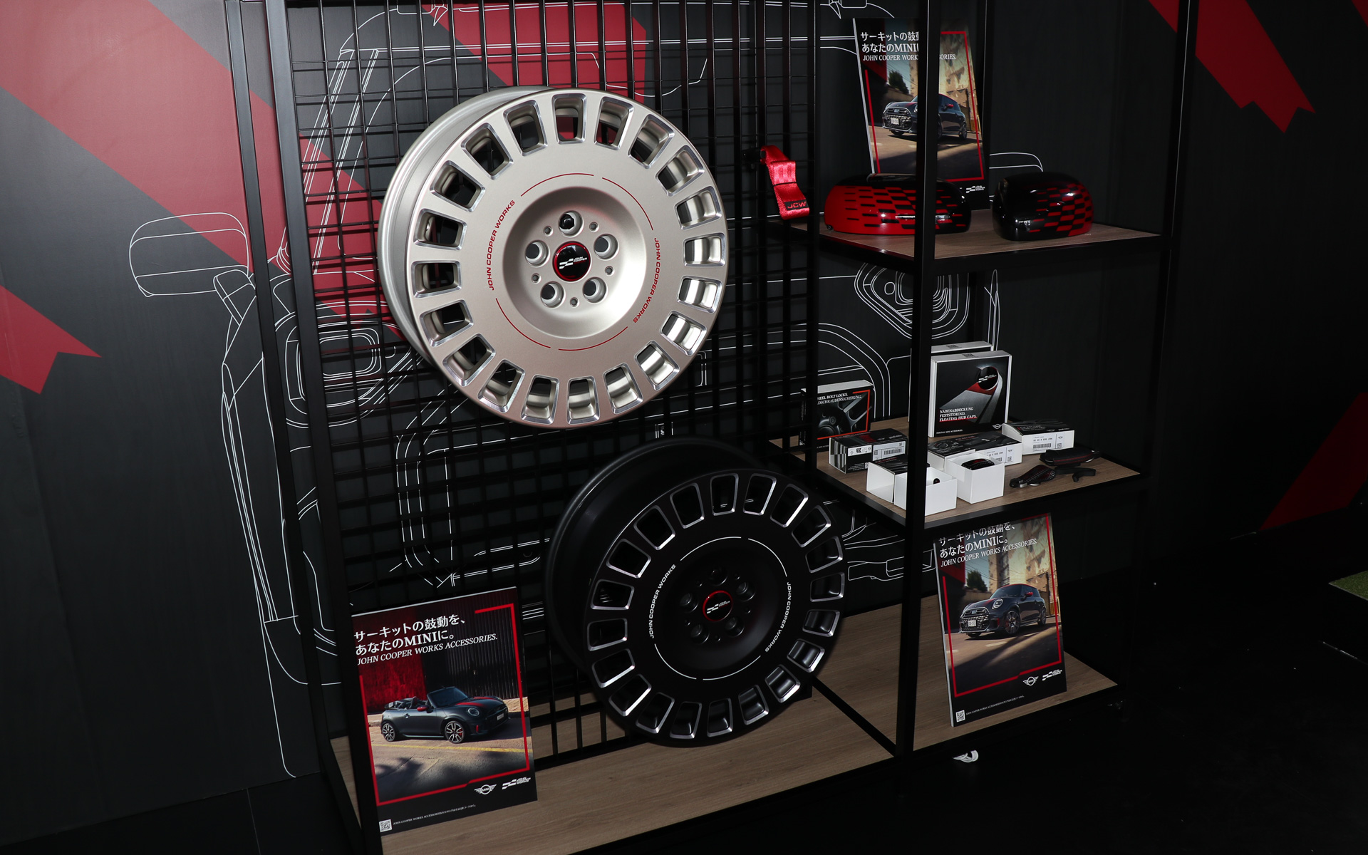 MINIのレーシングスピリットをアピールする「JCW RACE GARAGE」では「MINI JOHN COOPER WORKS」を車両展示するほかオプションパーツやアパレル製品などを展示
