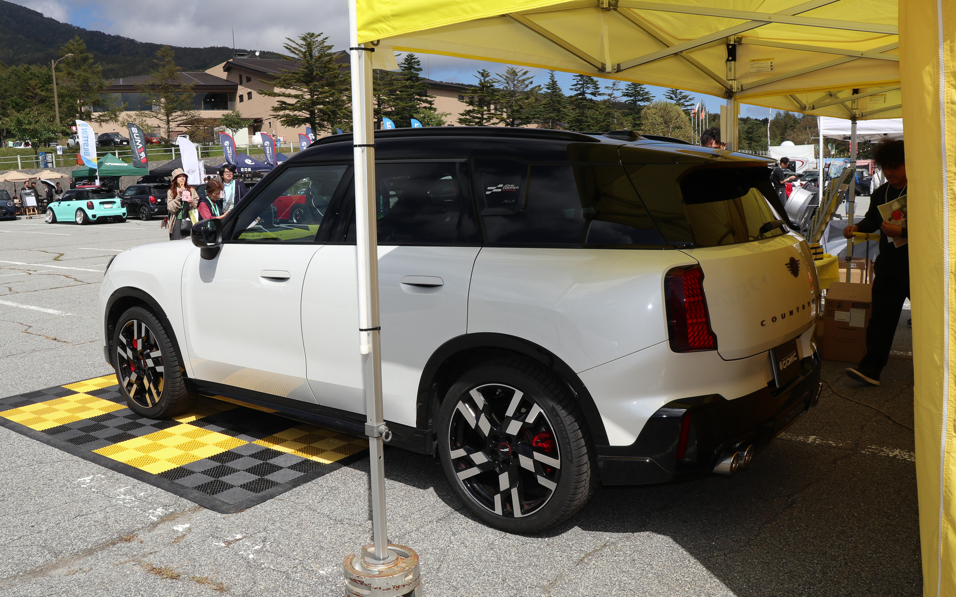 「MINI JOHN COOPER WORKS COUNTRYMAN」を車両展示