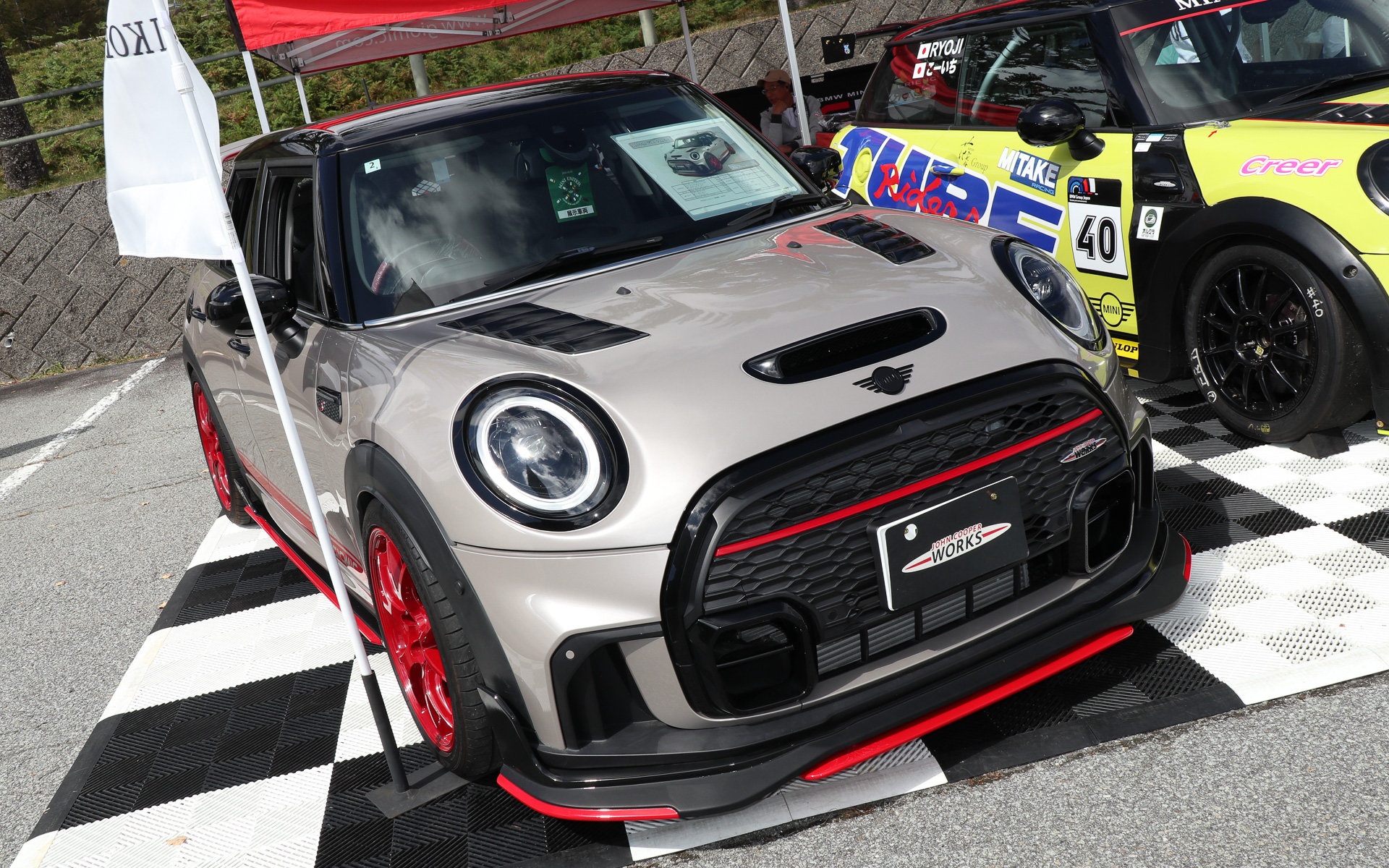 GIOMICによるカスタマイズが施されたMINI COOPER 5-Door JOHN COOPER WORKS