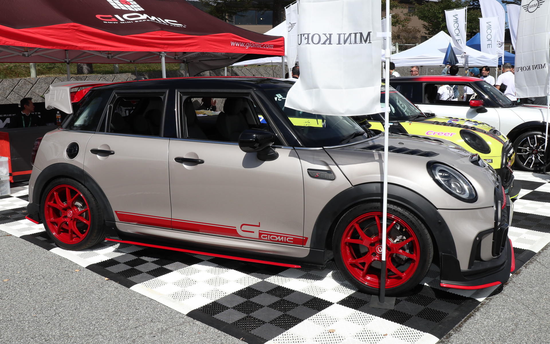 GIOMICによるカスタマイズが施されたMINI COOPER 5-Door JOHN COOPER WORKS