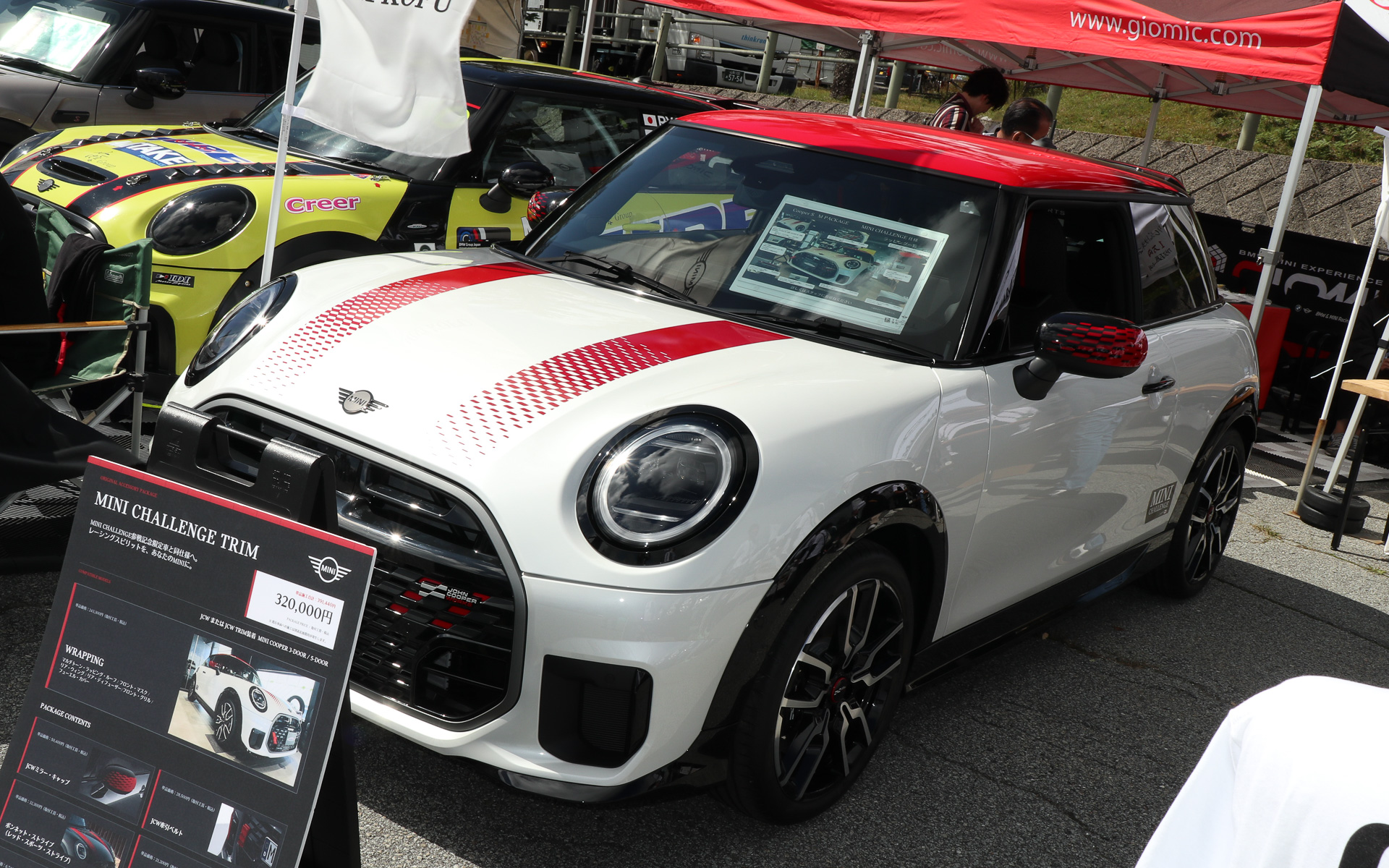 MINI甲府のMINI CHALLENGE参戦記念限定車を再現した「MINI CHALLENGE TRIM」装着車