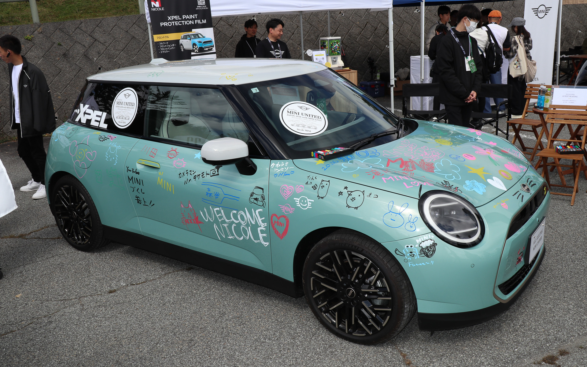 ニコルカーズブースに置かれていたMINI COOPER Eは来場者が自由にペイントできるようになっていた