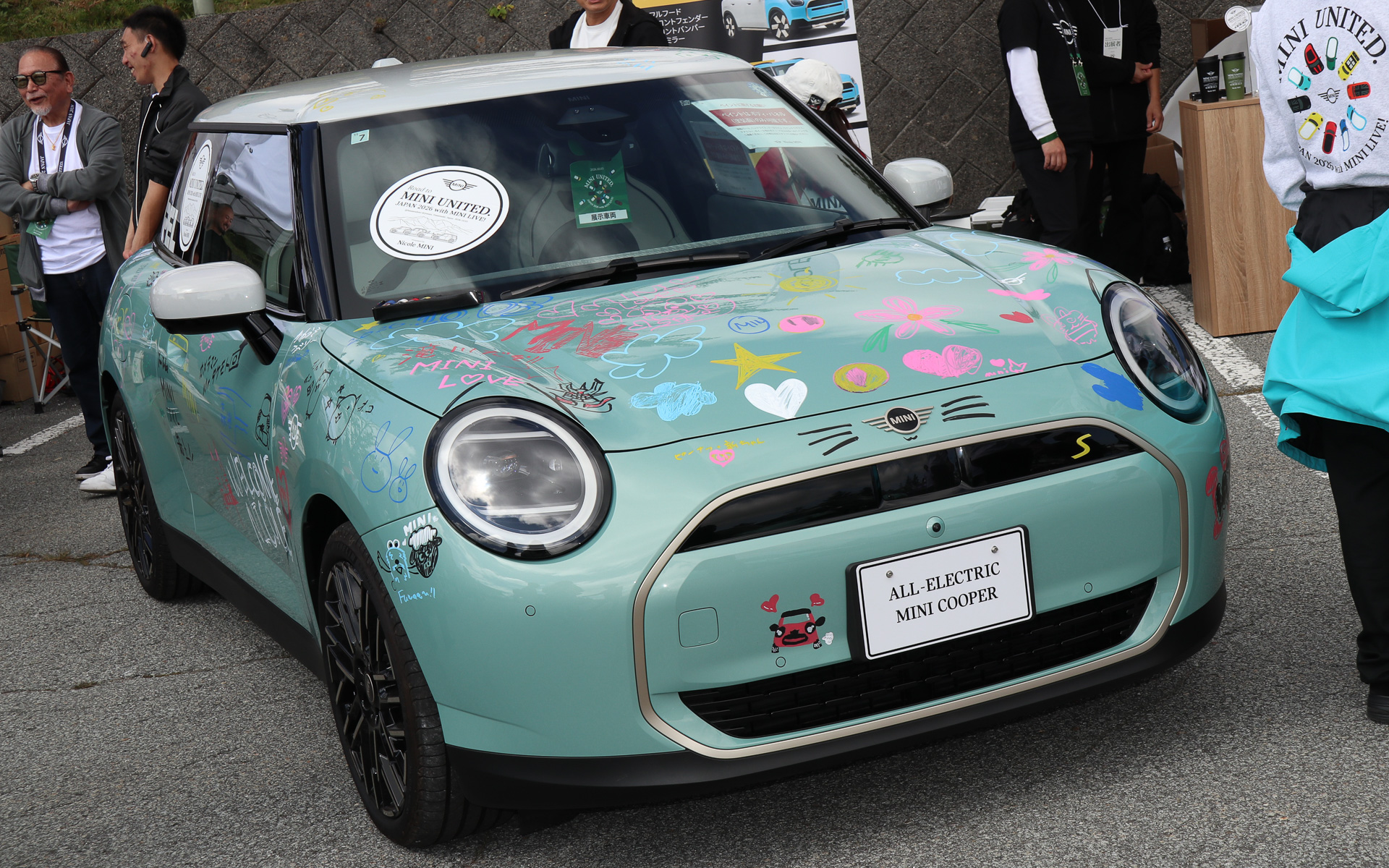 ニコルカーズブースに置かれていたMINI COOPER Eは来場者が自由にペイントできるようになっていた