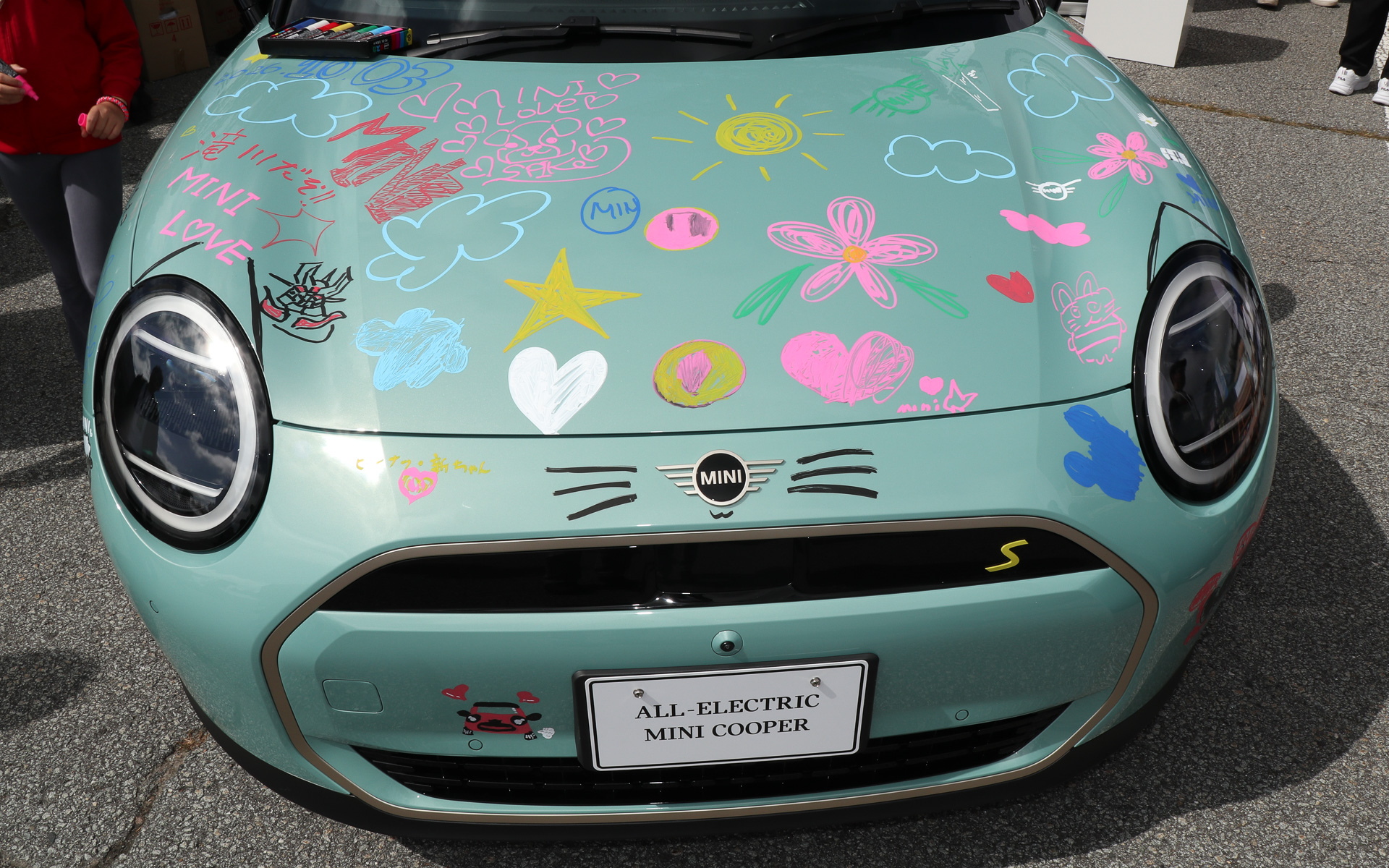 ニコルカーズブースに置かれていたMINI COOPER Eは来場者が自由にペイントできるようになっていた